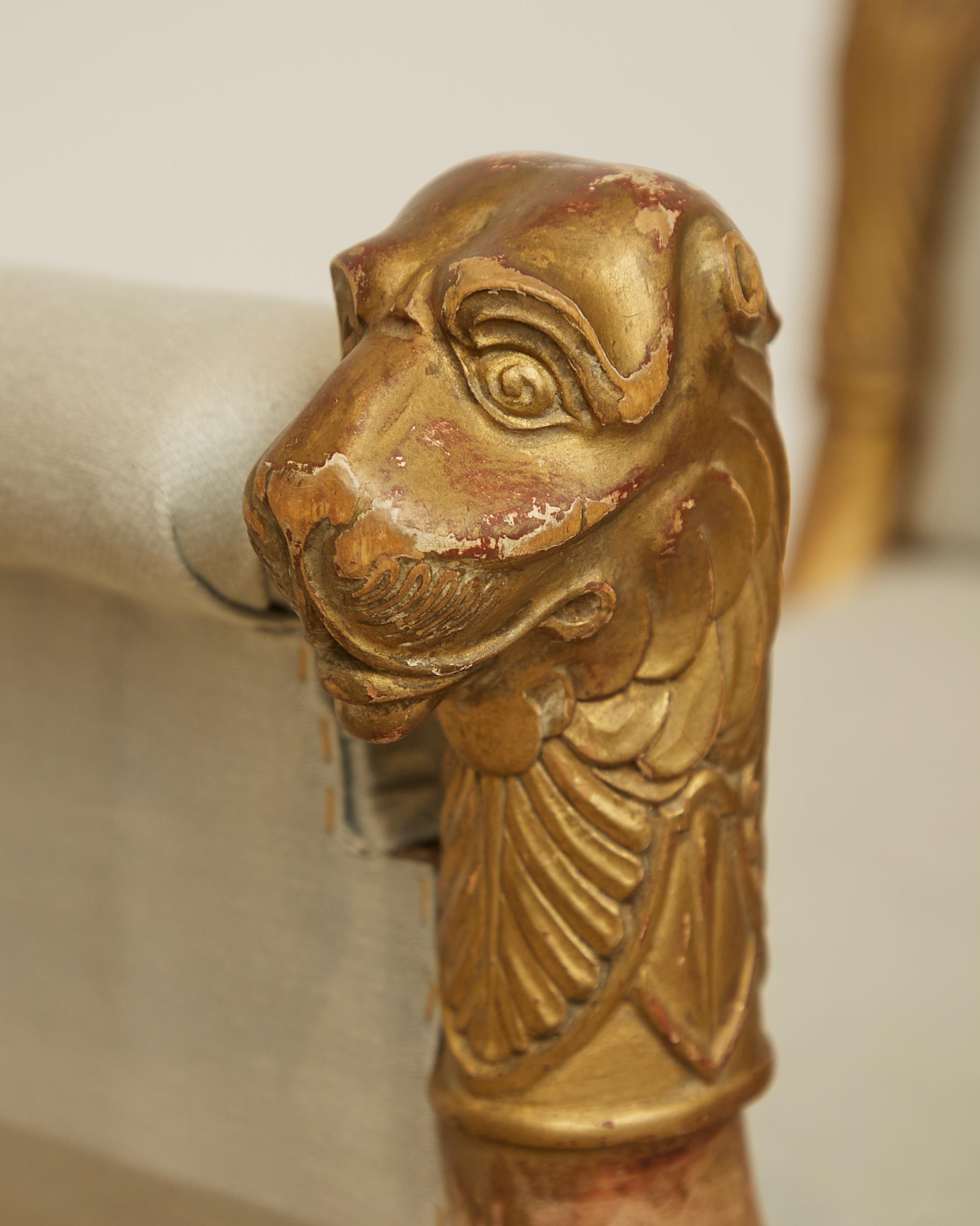 Sgabello Impero con teste di leone in legno dorato e piedi a zampa, Svezia, 1810 circa in vendita 3