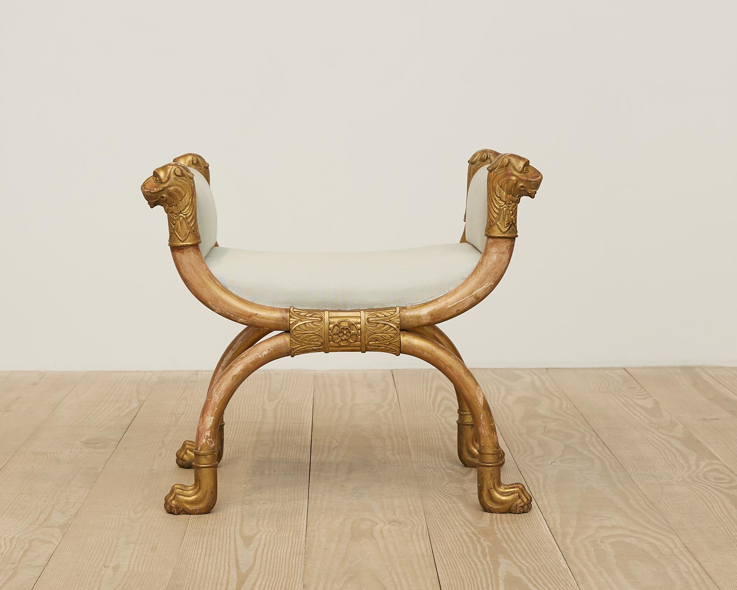 Fantastico sgabello Impero svedese con teste di leone in legno dorato e piedi a zampa, Svezia, circa 1810.

In evidenza nelle nostre vetrine (fotografie allegate) fotografate da David Prince e Jill Dienst.
 