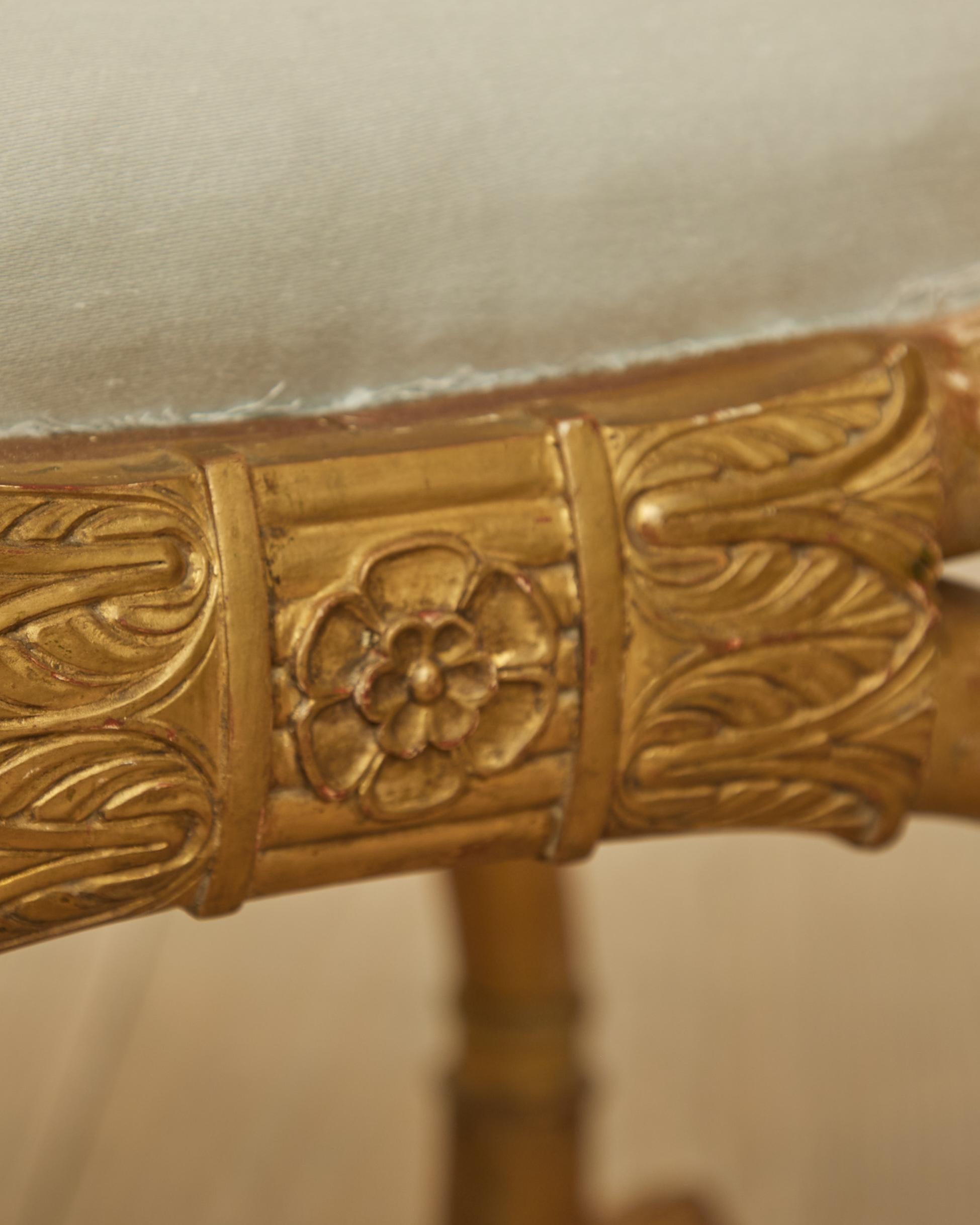 Sgabello Impero con teste di leone in legno dorato e piedi a zampa, Svezia, 1810 circa in vendita 4