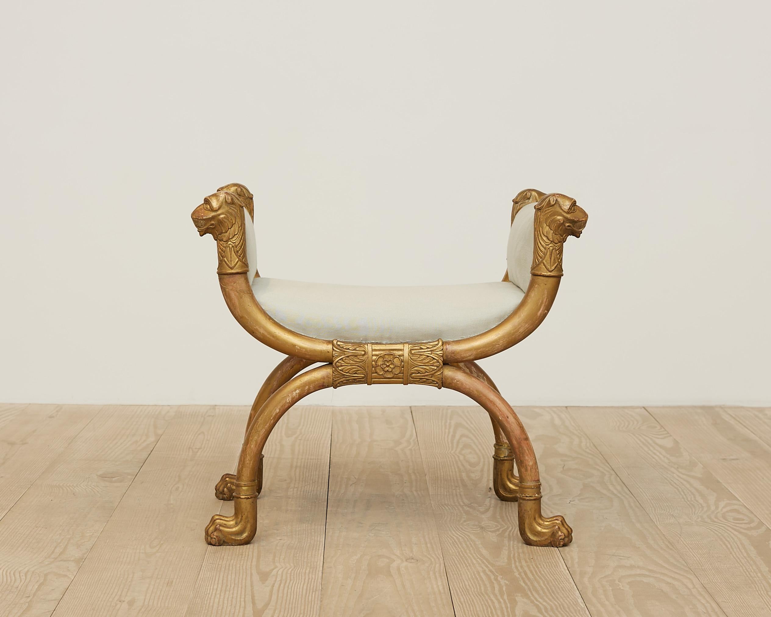Stile impero Sgabello Impero con teste di leone in legno dorato e piedi a zampa, Svezia, 1810 circa in vendita