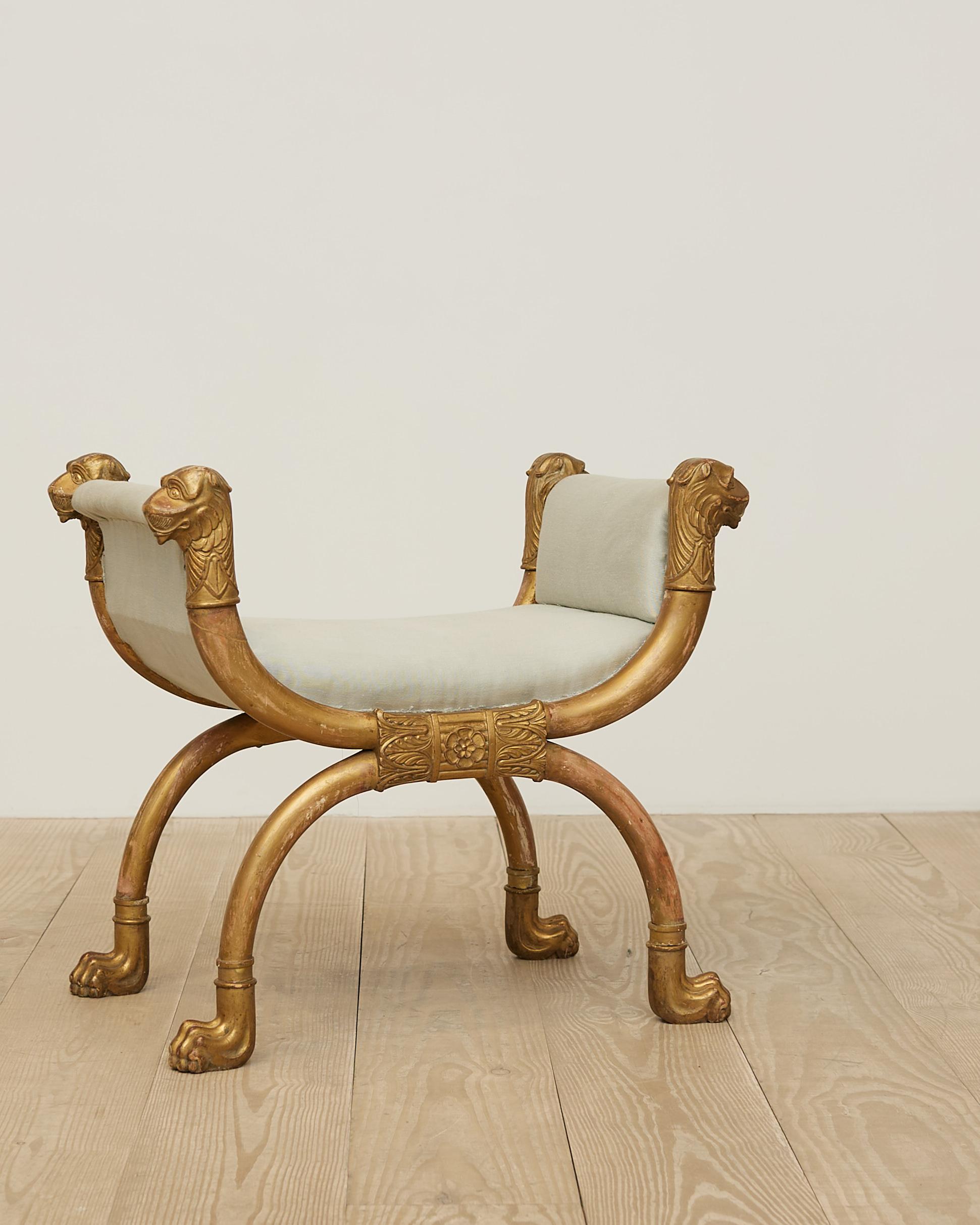 Svedese Sgabello Impero con teste di leone in legno dorato e piedi a zampa, Svezia, 1810 circa in vendita