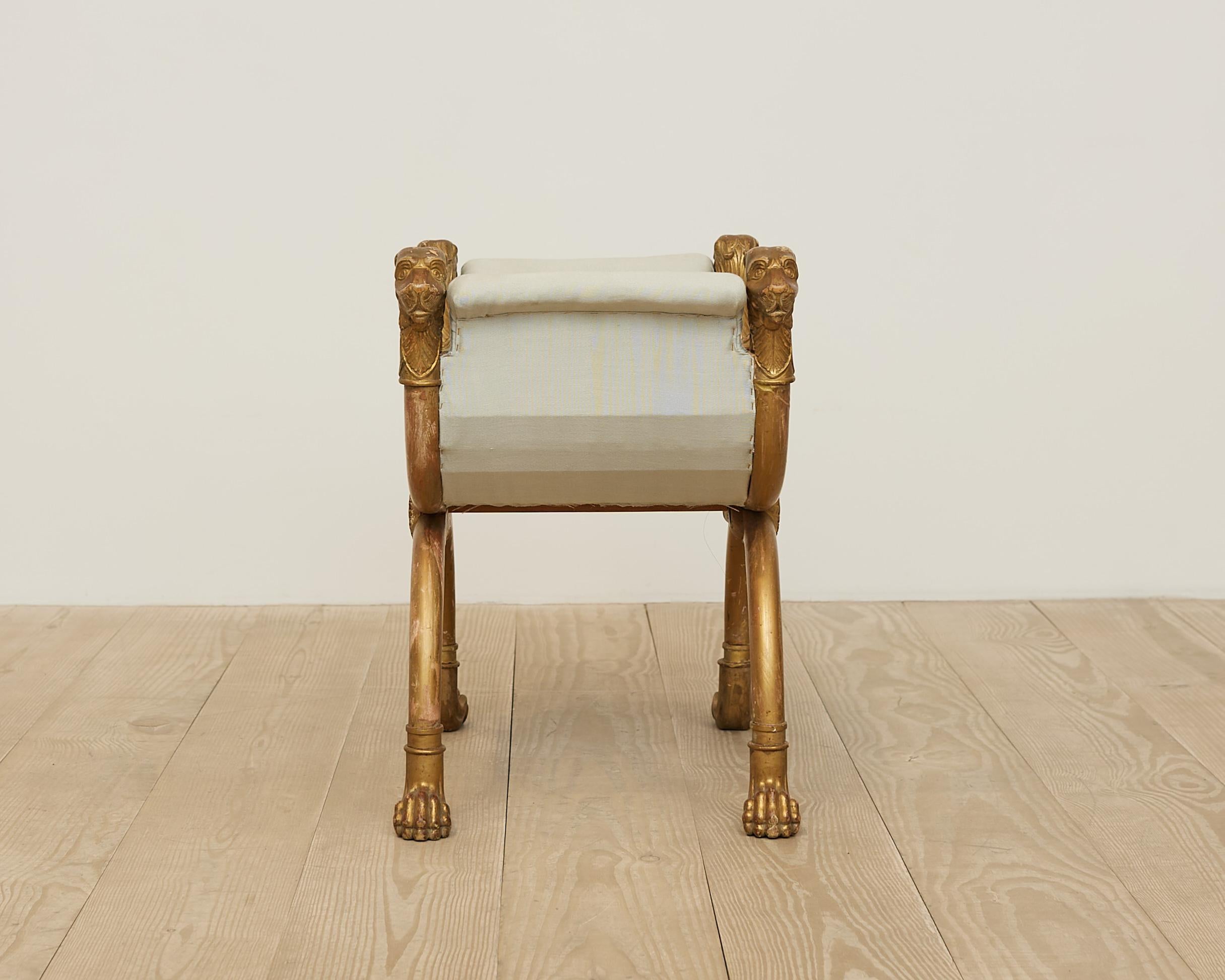 Sgabello Impero con teste di leone in legno dorato e piedi a zampa, Svezia, 1810 circa In condizioni ottime in vendita a New York, NY