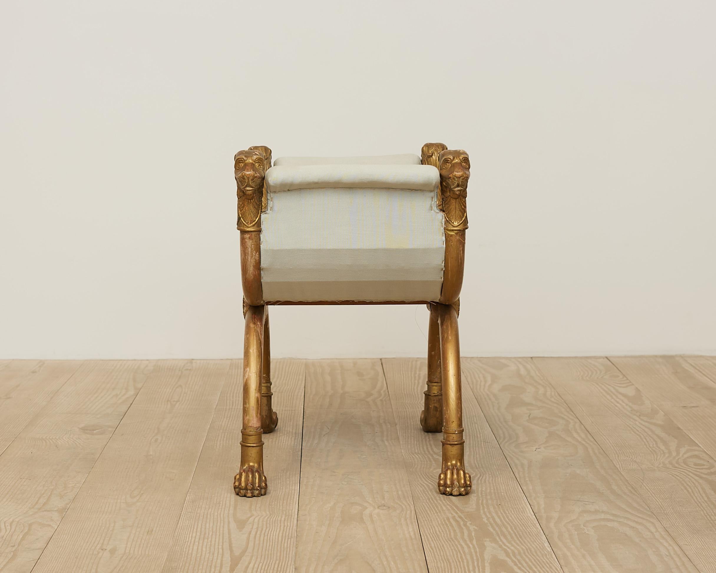 XIX secolo Sgabello Impero con teste di leone in legno dorato e piedi a zampa, Svezia, 1810 circa in vendita