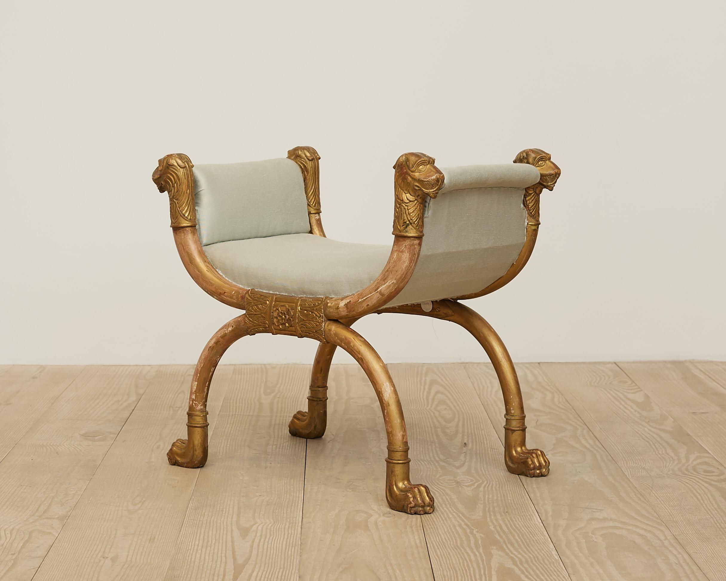 Legno dorato Sgabello Impero con teste di leone in legno dorato e piedi a zampa, Svezia, 1810 circa in vendita