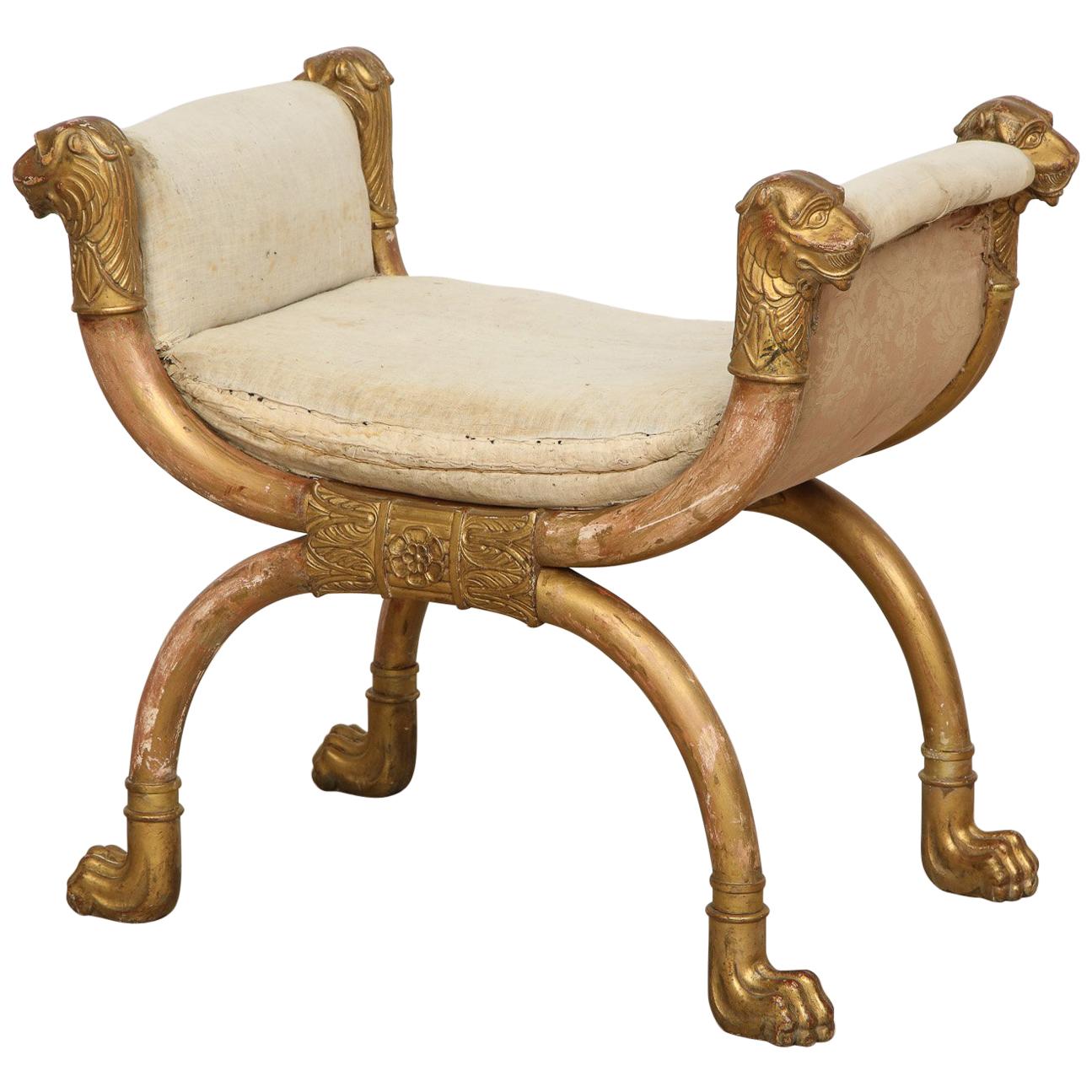 Tabouret Empire avec têtes de lion en bois doré et pieds en pattes de lion, Suède, vers 1810