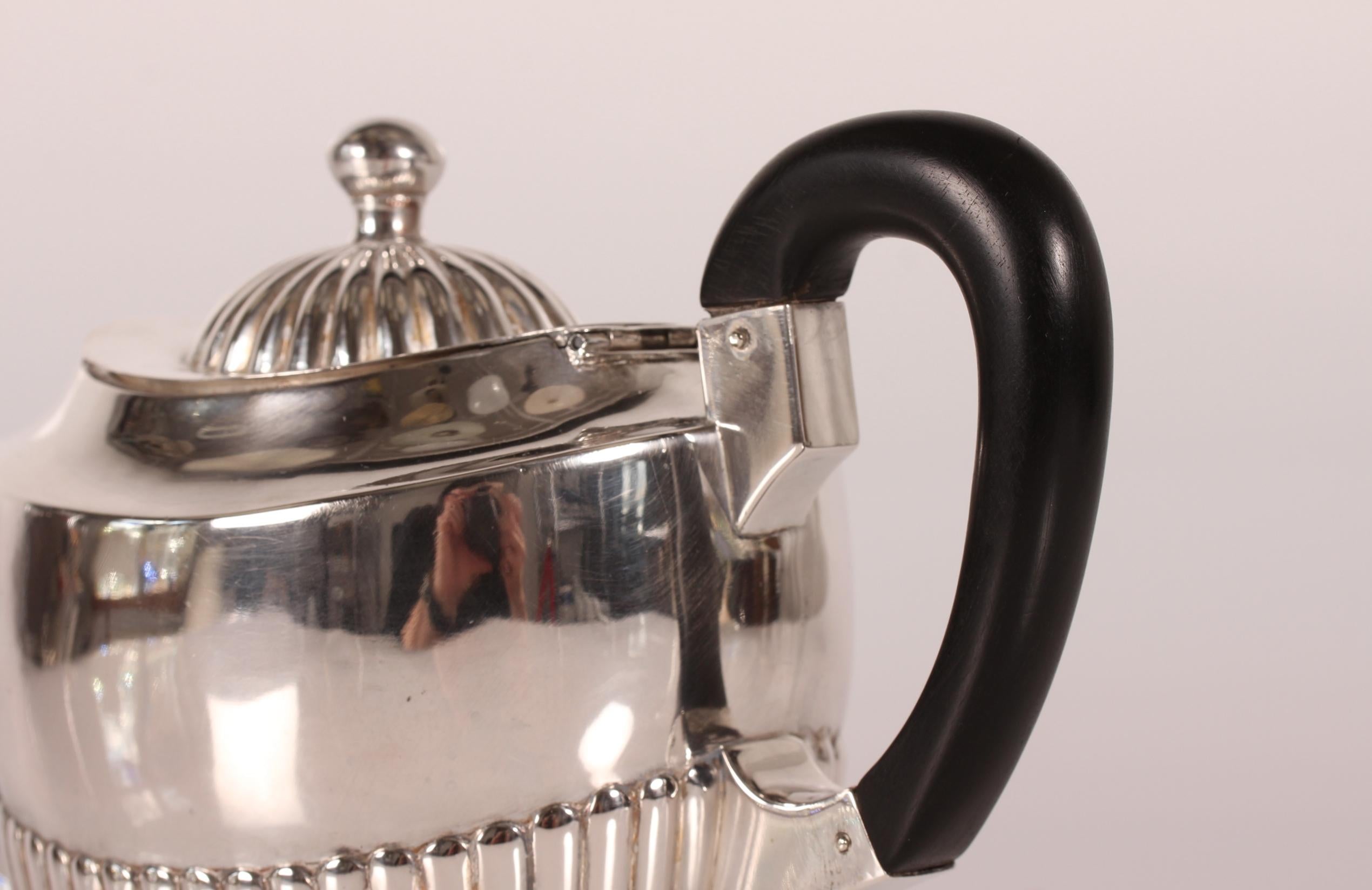 Große Teekanne aus echtem Silber und massivem Ebenholzgriff im Empire-Stil von August Thomsen, 1918 (Dänisch) im Angebot
