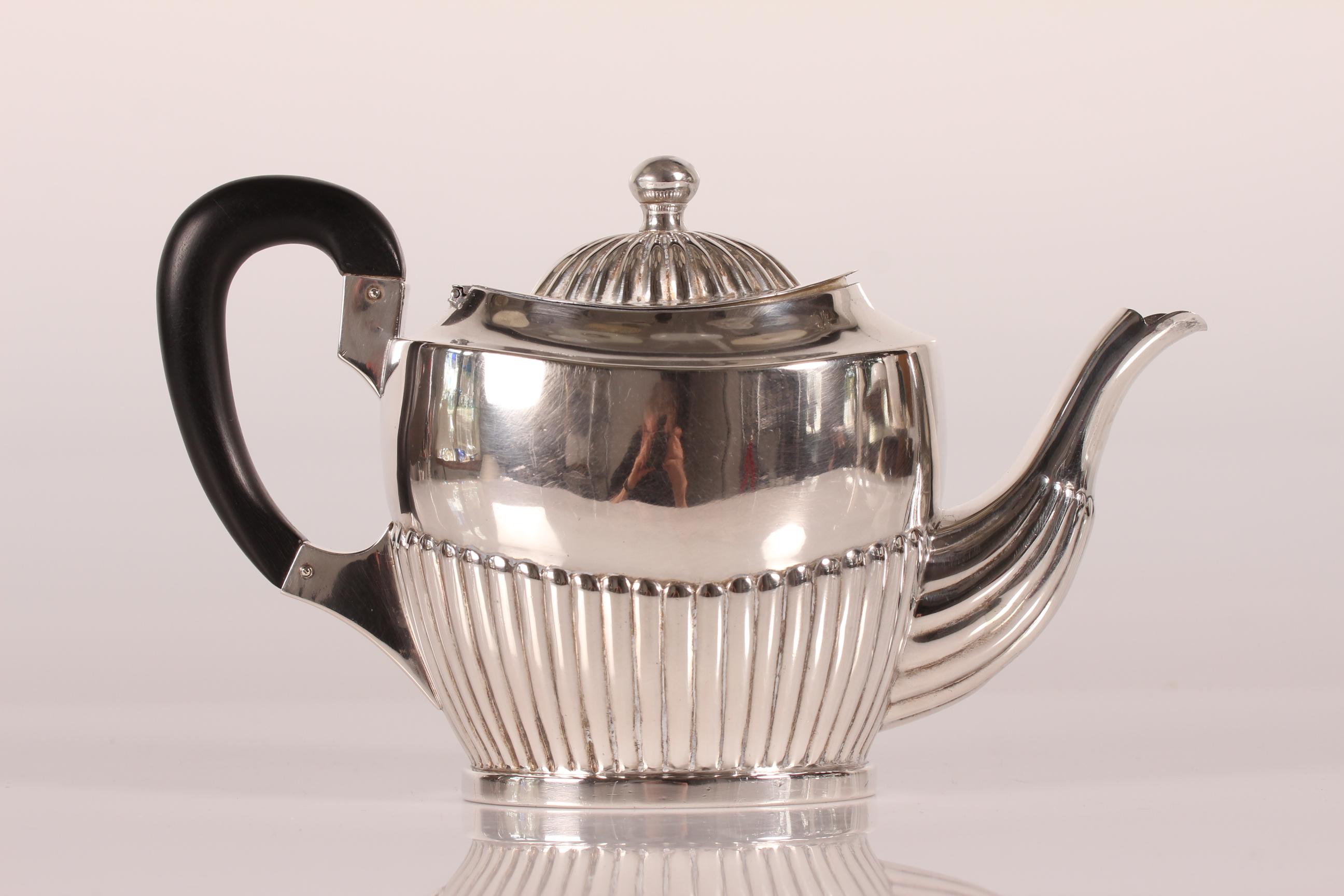 Große Teekanne aus echtem Silber und massivem Ebenholzgriff im Empire-Stil von August Thomsen, 1918 (Frühes 20. Jahrhundert) im Angebot