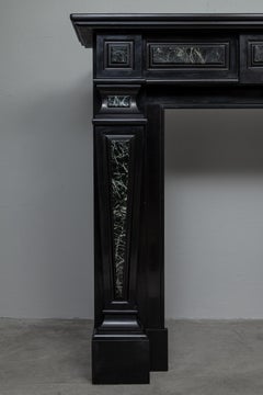 Cheminée ancienne de style Empire en Noir de Mazy avec circulation en marbre Verde
