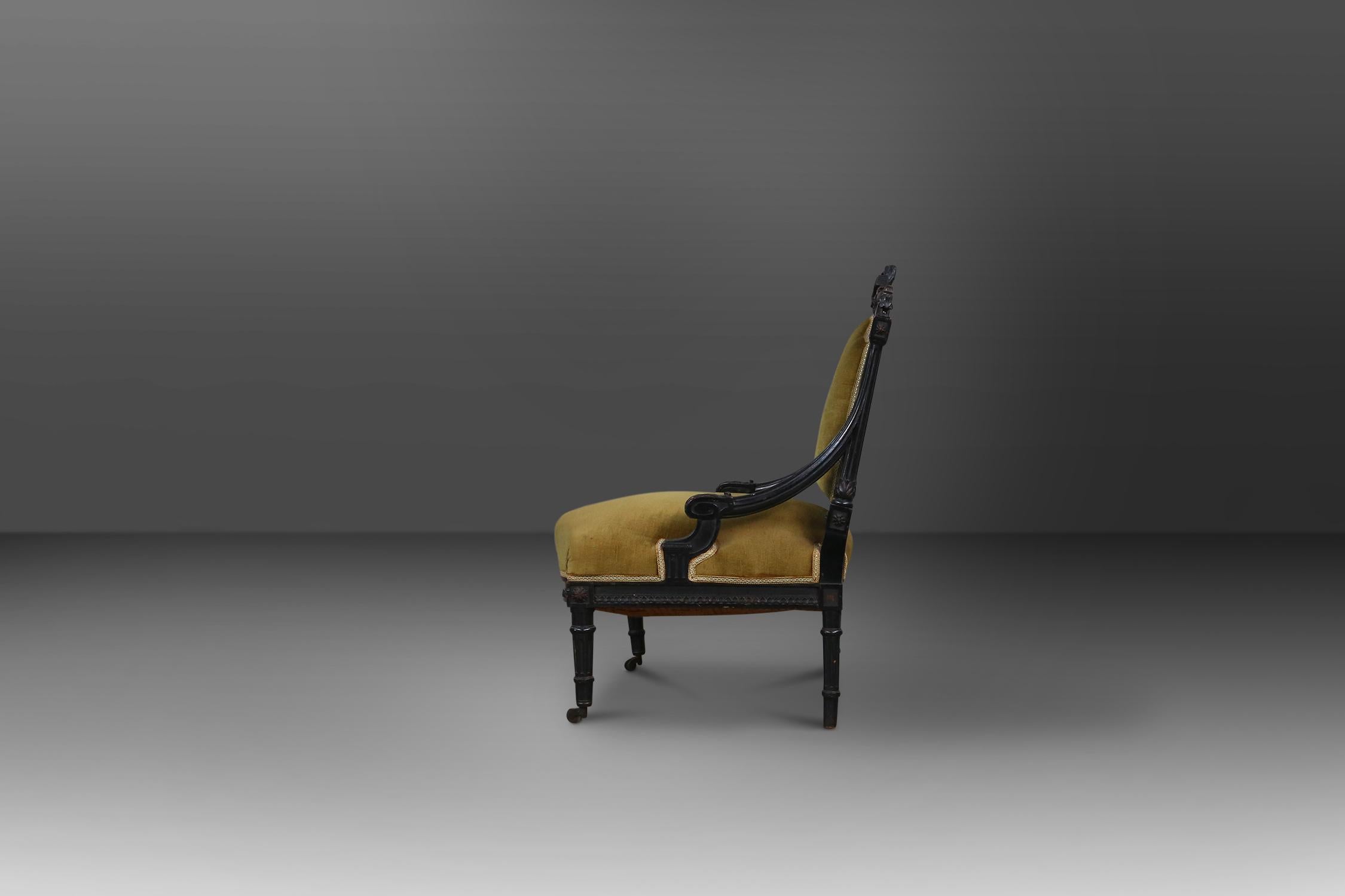 Sessel im Empire-Stil um 1850 aus schwarzem Holz und grün-gelbem Samt.
Hat einige schöne skulpturale Details in das Holz geschnitzt. Lässt sich auf den Vorderrädern leicht bewegen.
