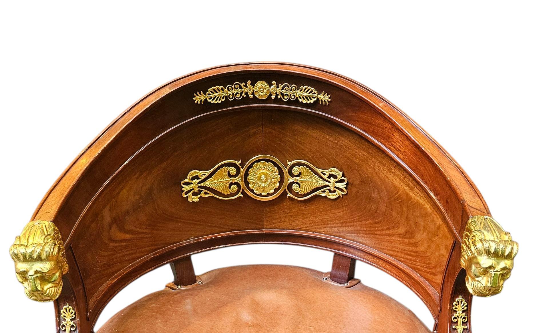 Sillón Estilo Imperio con Respaldo en Forma de Herradura
Principios del siglo XX 
Asiento tapizado en cuero marrón antiguo
Sobre patas cabriolé Grifos de alas encabezadas
