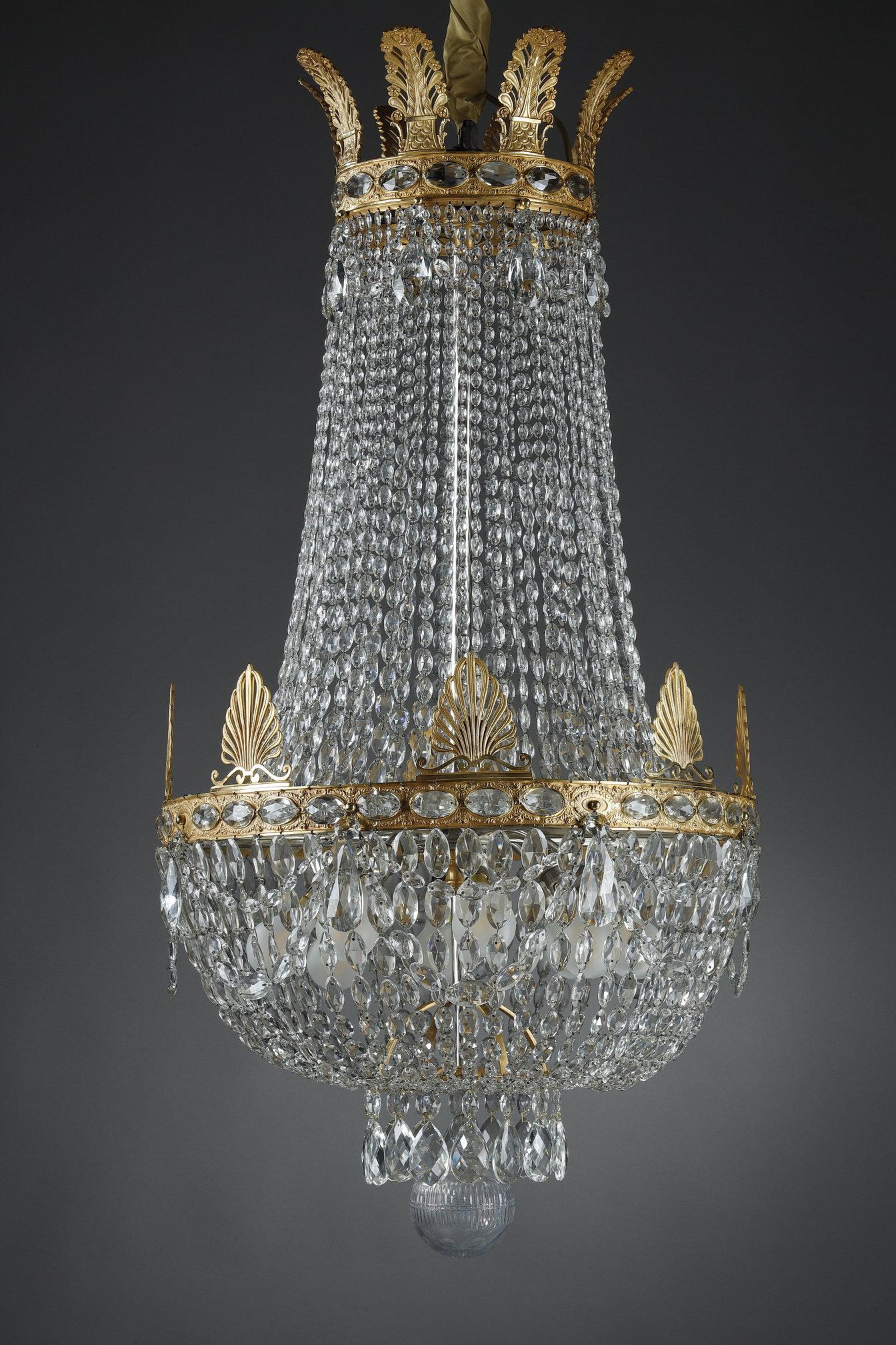 Grande lampadario a mongolfiera in stile Impero con nappe e montatura in ormolu con palmette. È illuminata da otto luci nella parte inferiore e da altre quattro nella corona superiore.

Il nome Montgolfière si riferisce ovviamente ai fratelli