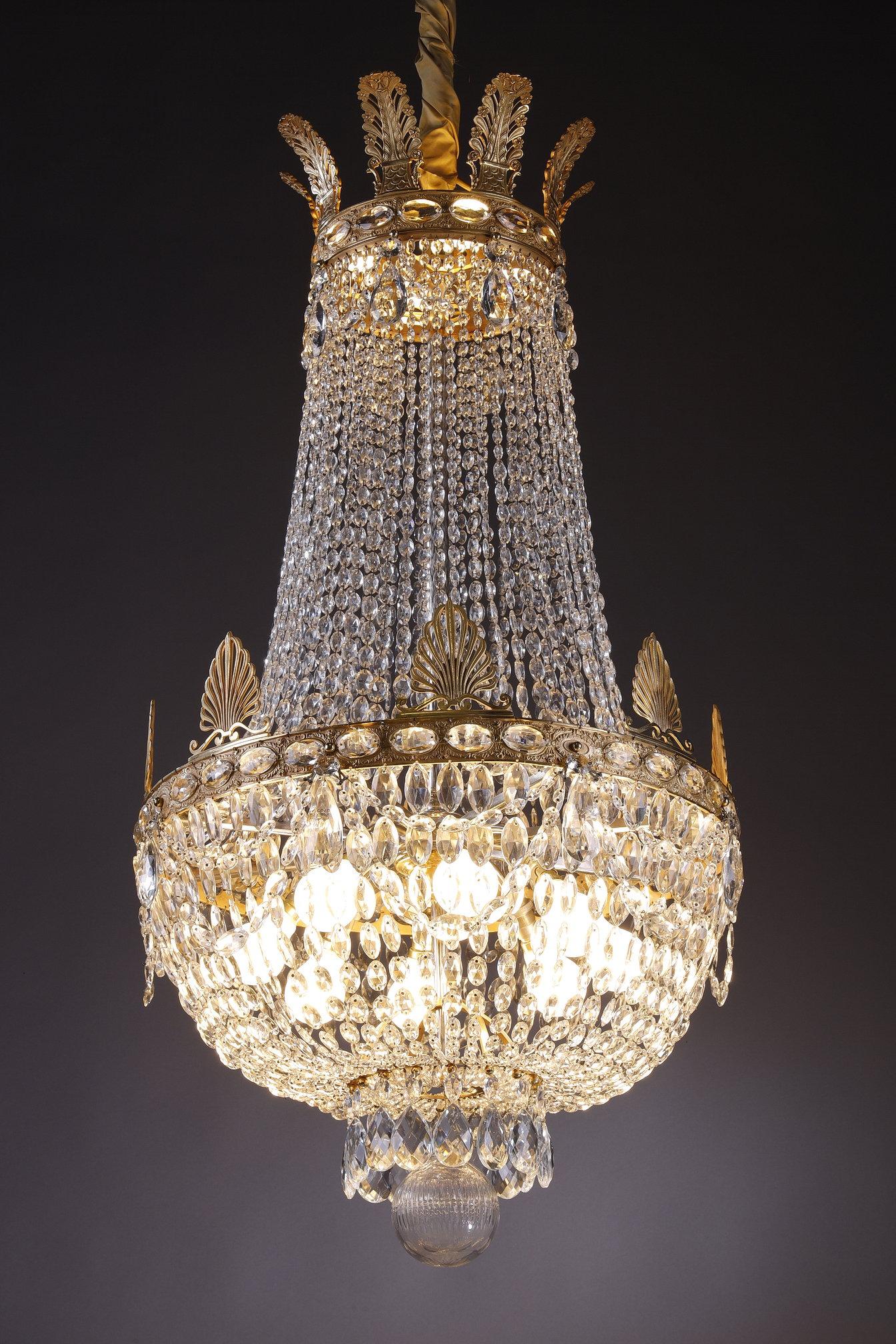 Bronzo Lampadario a palloncino in stile impero con pendenti in vendita