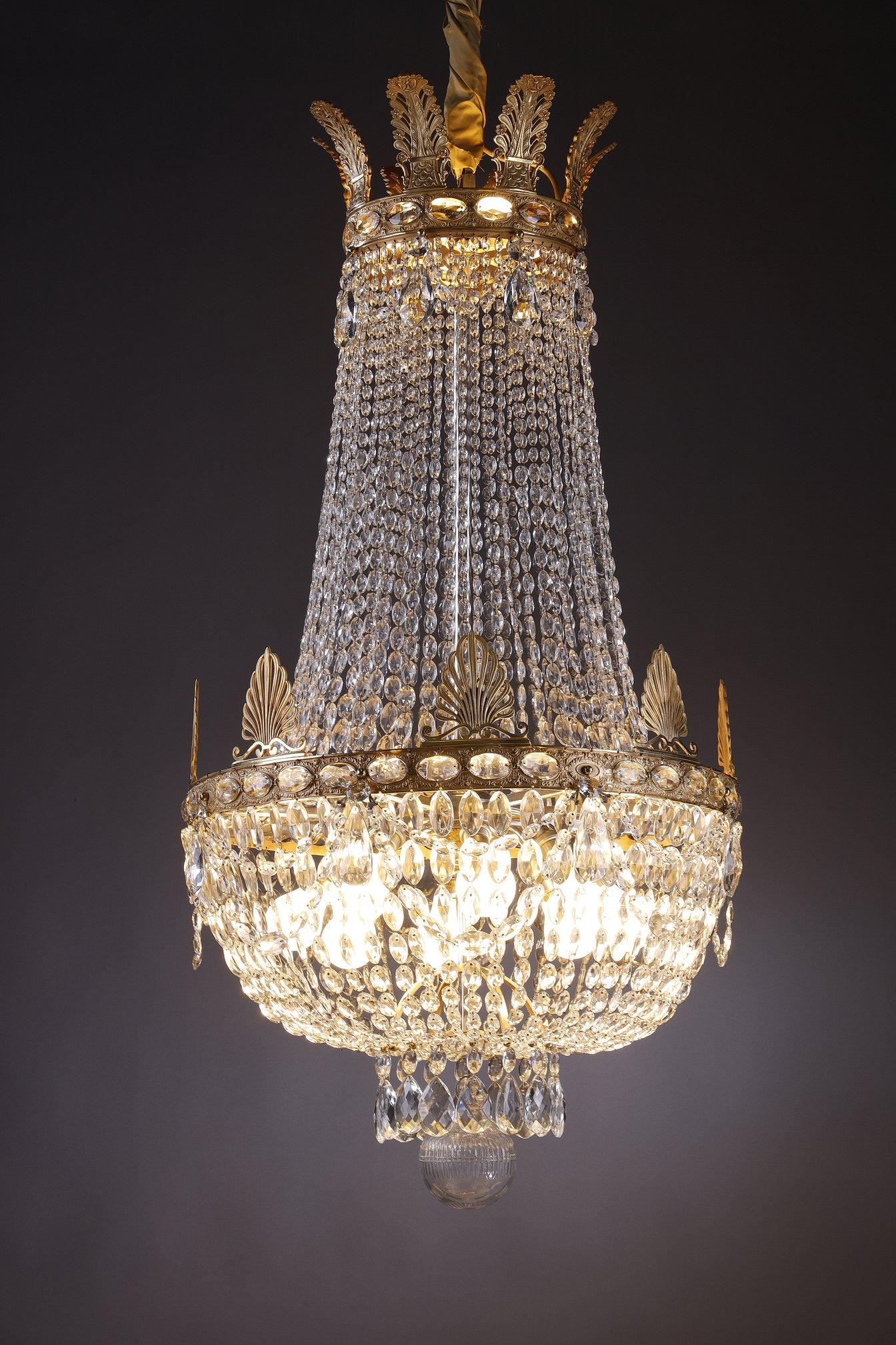 Lampadario a palloncino in stile impero con pendenti in vendita 1