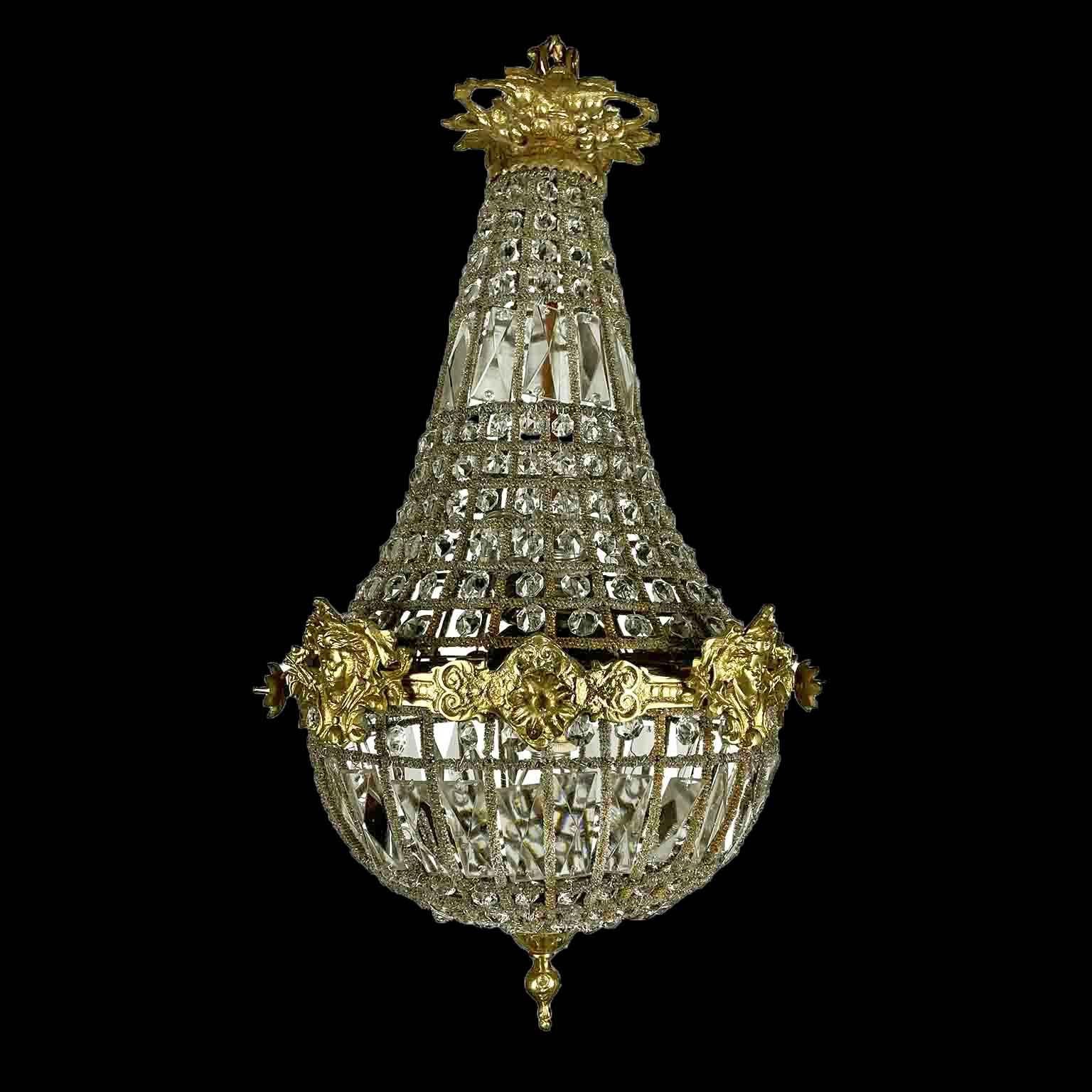 Araña de cristal en forma de cesta, de estilo Imperio, de finales del siglo XX, con una clásica estructura circular de latón y tres bombillas E27 en su interior.Las bombillas se pueden cambiar desenroscando las rosetas de bronce del anillo central.