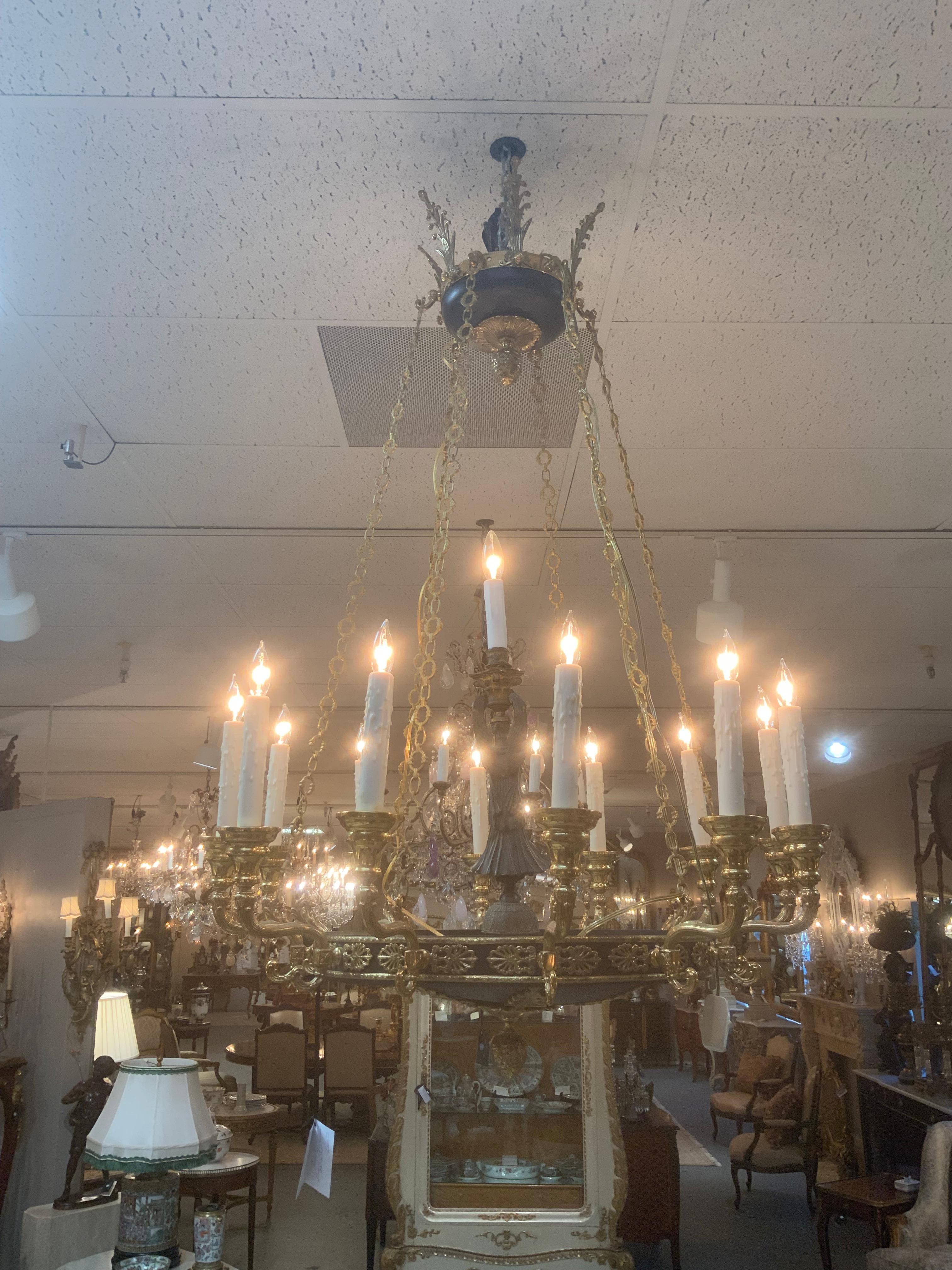 Italiano Lampadario in stile impero in smalto nero e ottone dorato in vendita