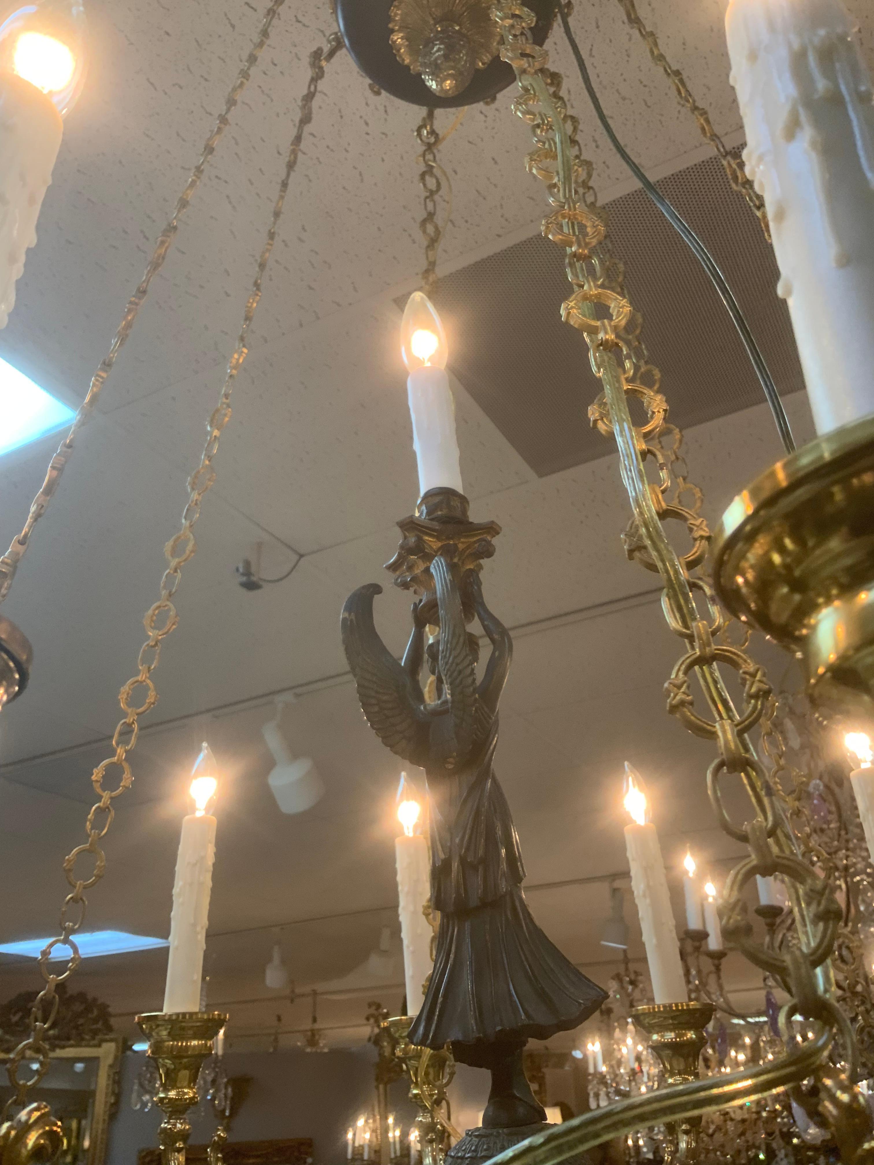 Lampadario in stile impero in smalto nero e ottone dorato In condizioni ottime in vendita a Houston, TX