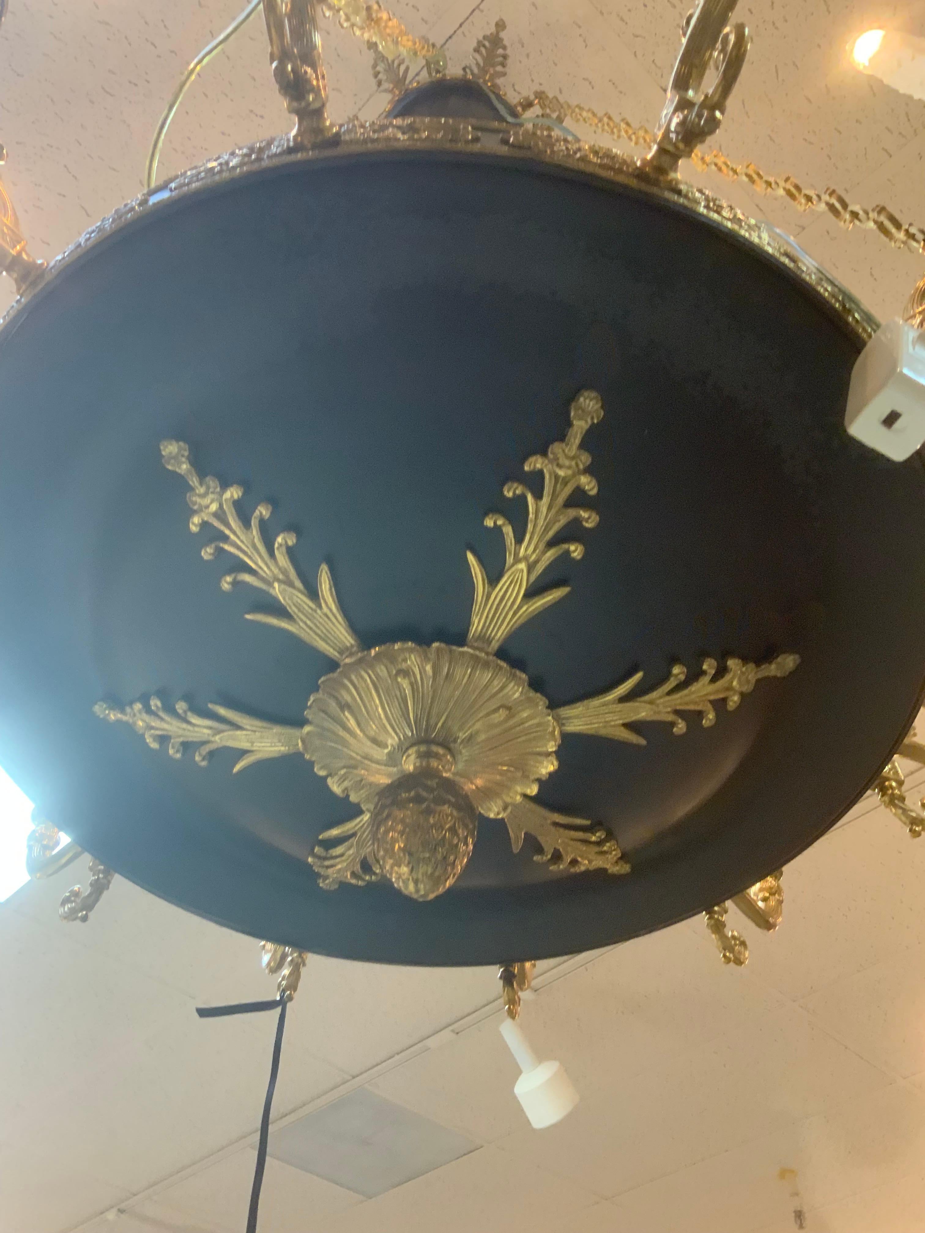 XX secolo Lampadario in stile impero in smalto nero e ottone dorato in vendita