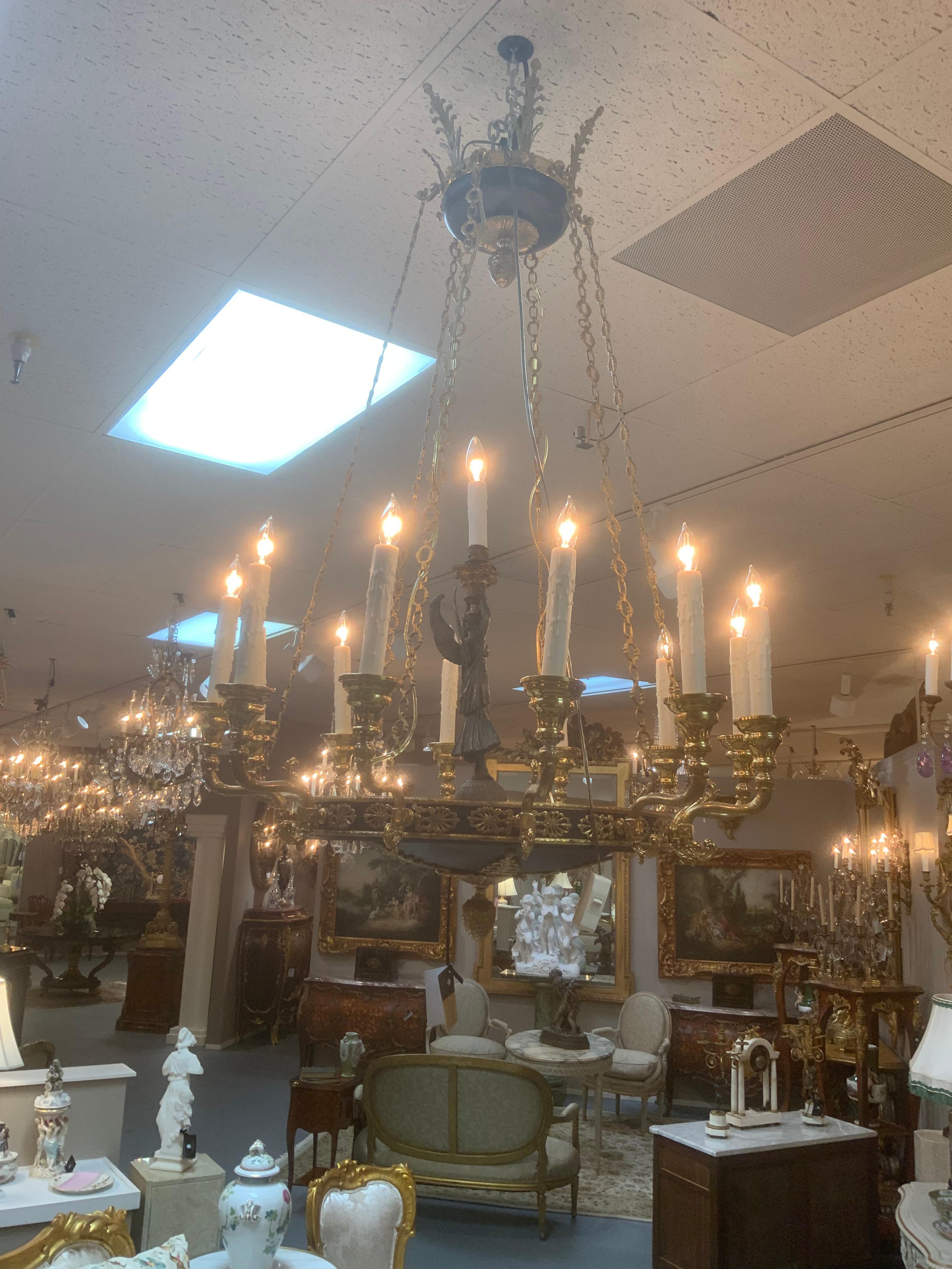 Ottone Lampadario in stile impero in smalto nero e ottone dorato in vendita