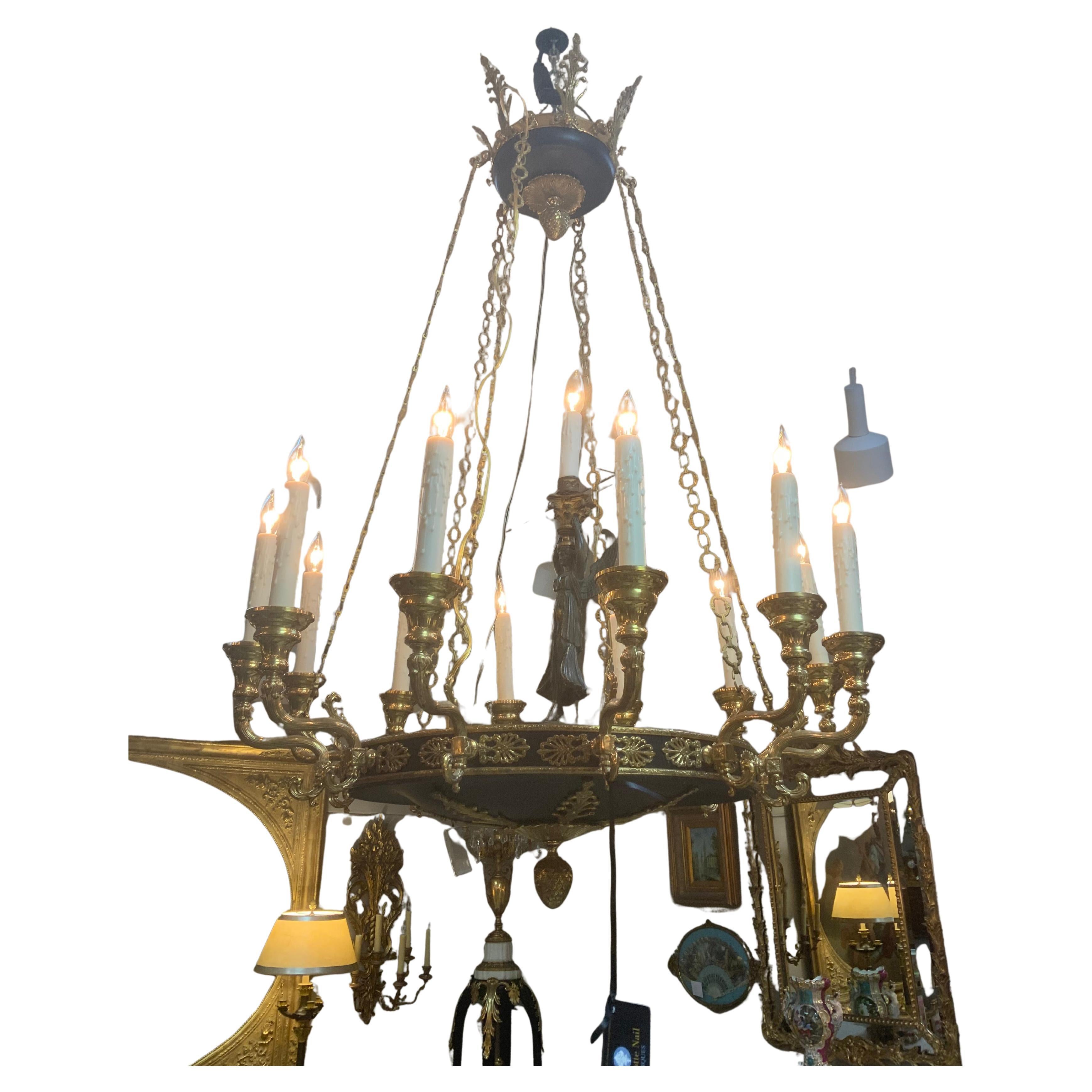 Questo apparecchio unico è realizzato in un classico stile impero.
È appeso a una corona in nero con decorazioni dorate. 
La catena dorata è decorativa e può essere regolata.  da
Eliminazione di alcuni link per accorciare l'attrezzatura 
All'altezza