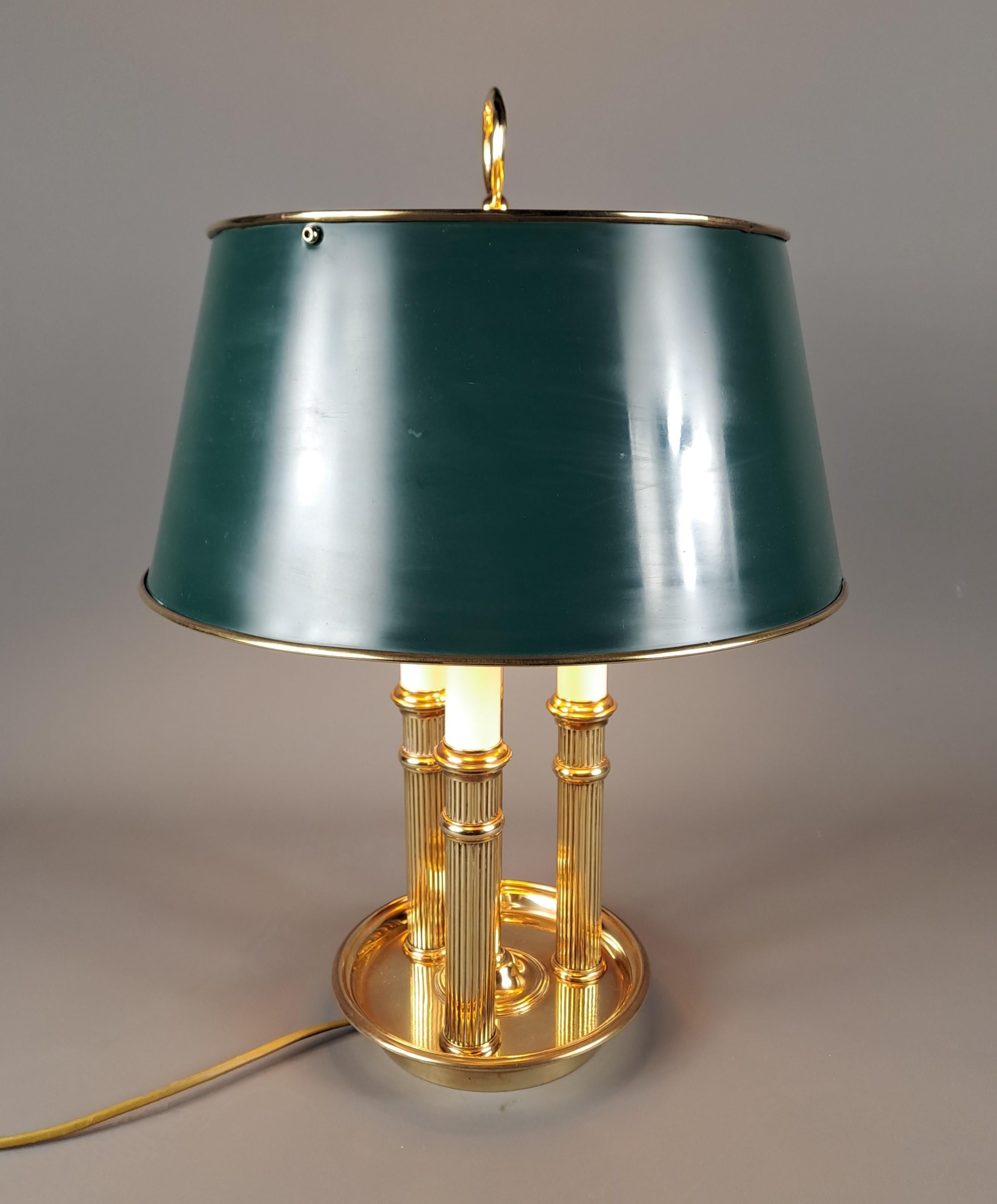 Empire style bouillotte lamp in gilded bronze, with a green lacquered sheet metal shade.
Illuminated by 3 lights.

French work of quality from the 20th century (circa 1950)

Perfect condition, electrification completely redone (EU norms, possibility