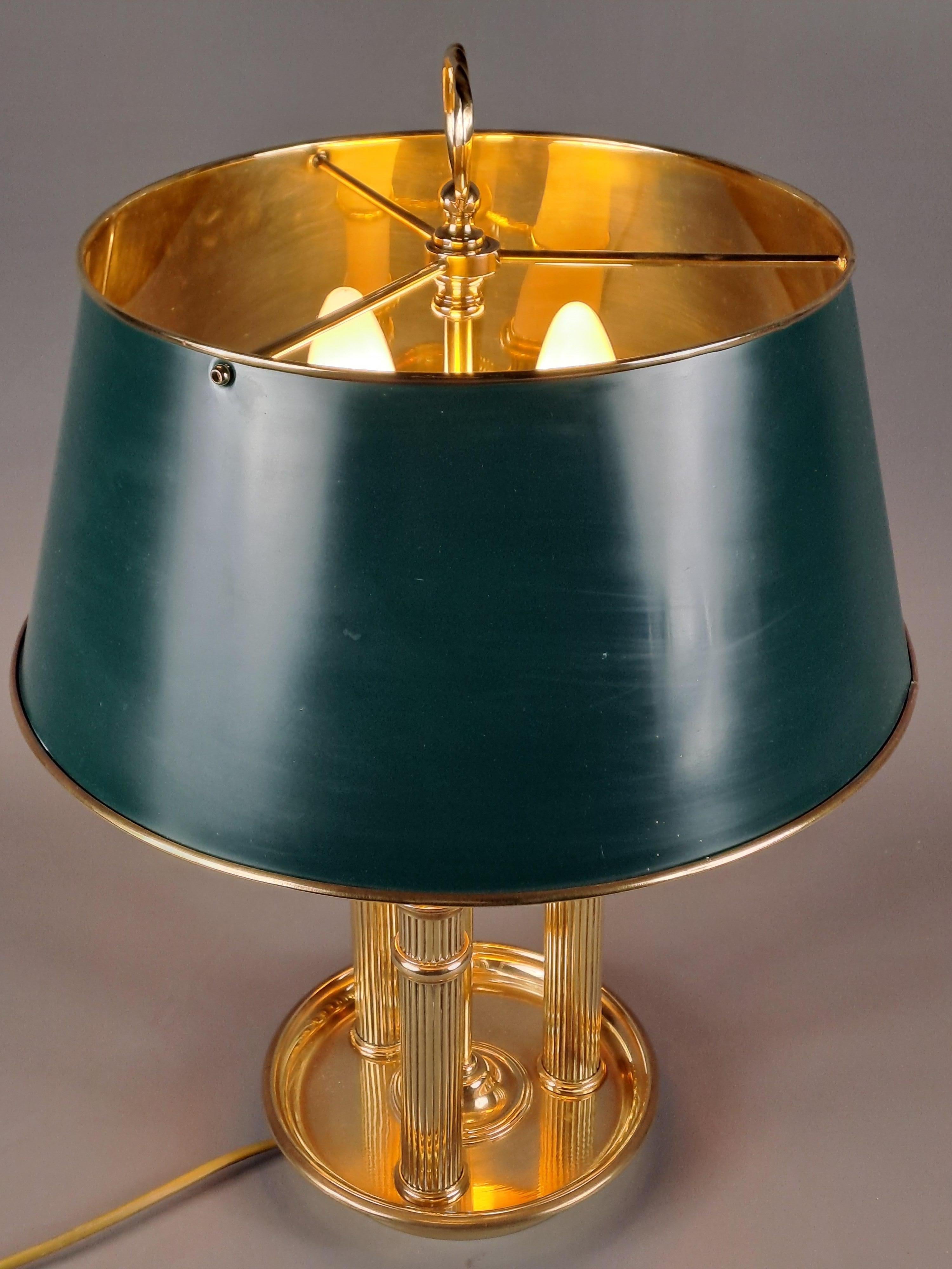 20ième siècle Lampe bouillotte de style Empire en bronze doré en vente