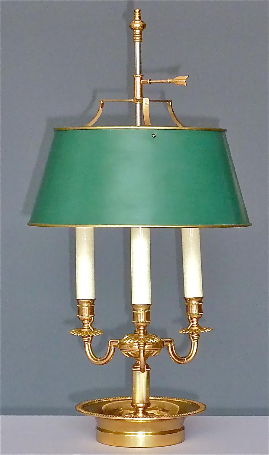 Schöne florale Tischlampe im Empire-Stil aus vergoldetem Messing und gebürstetem Stahl, Maison Jansen oder Maison Charles Bouillotte, Paris, Frankreich, um 1970. Die hochwertige und leichte Tischleuchte aus vergoldetem Messing und gebürstetem Stahl