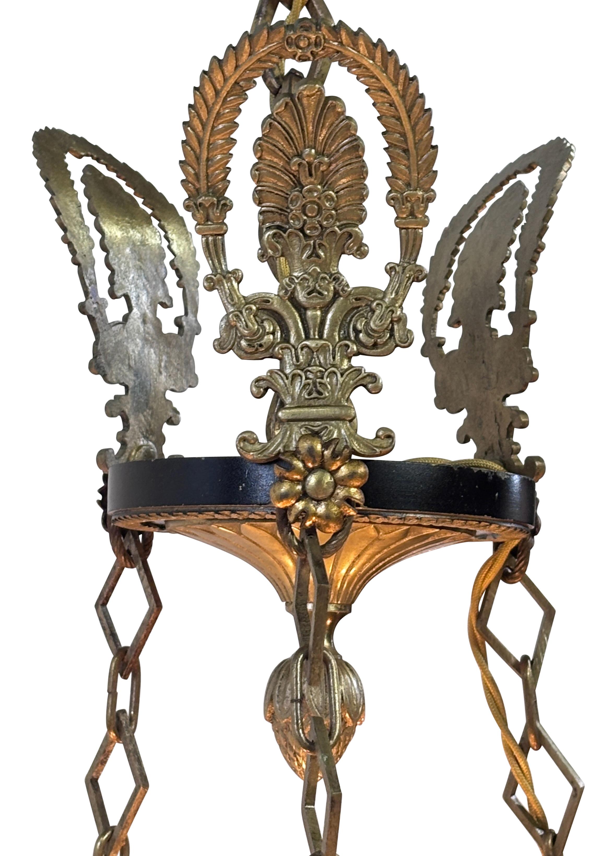 Apparecchio di illuminazione in ottone e ottone verniciato in stile impero, metà del XX secolo, America in vendita 4