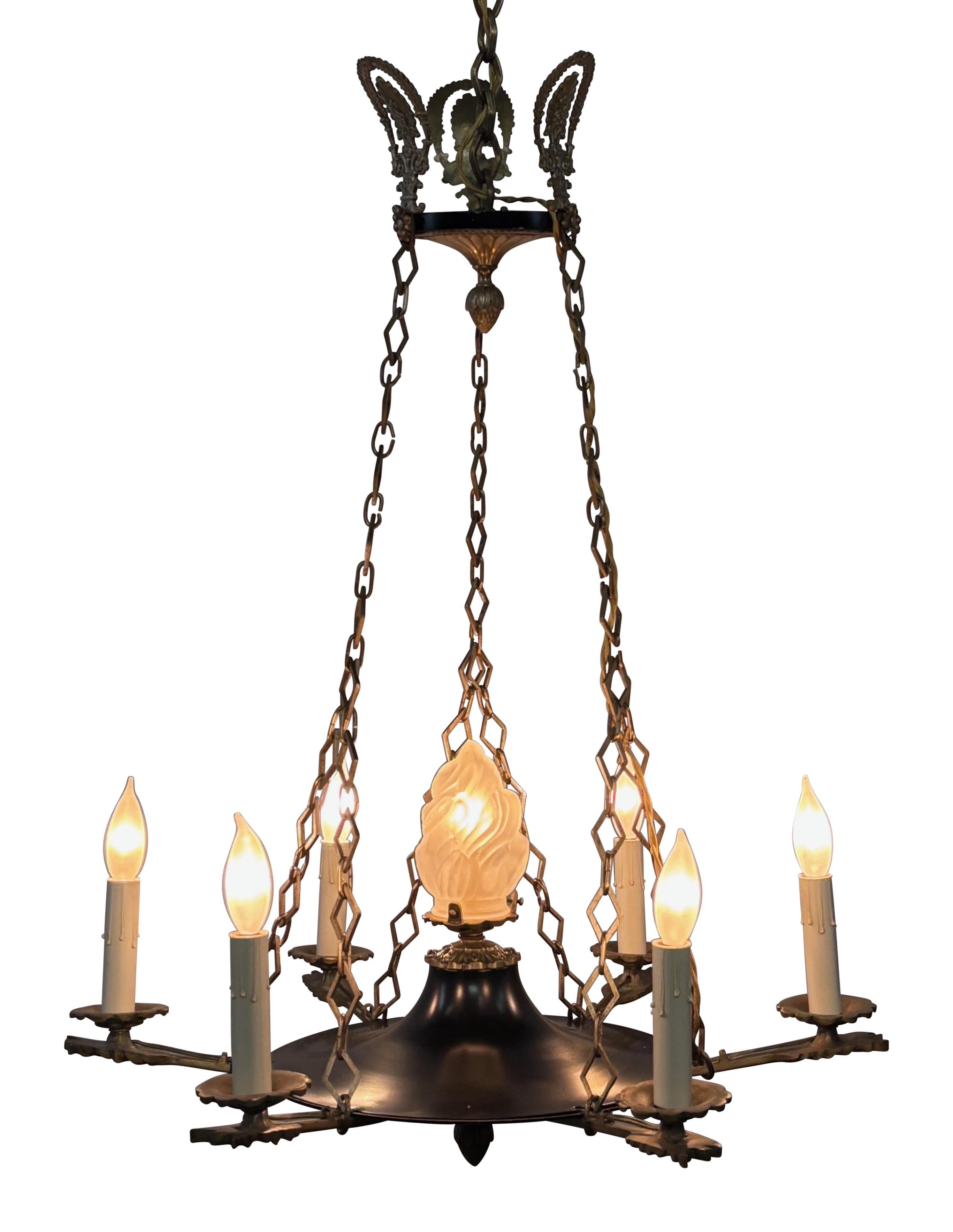 Un'elegante lampada in ottone in stile Impero / Hollywood Regency. Tutto in ottone con dettagli verniciati in nero satinato. Eccellente apparecchio di alta qualità, completamente ricondizionato e ricablato nel nostro laboratorio. Pronto per