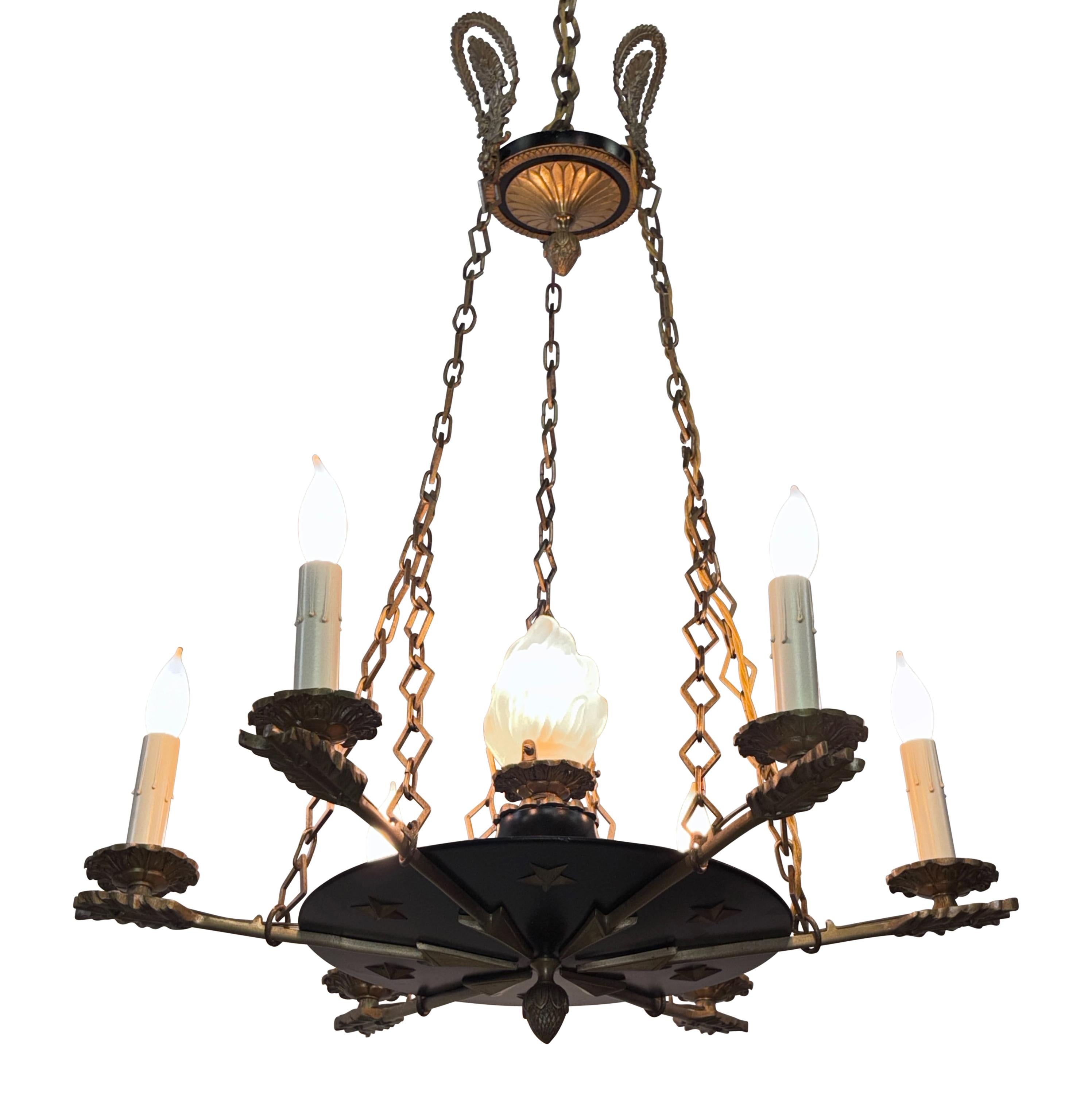 Stile impero Apparecchio di illuminazione in ottone e ottone verniciato in stile impero, metà del XX secolo, America in vendita