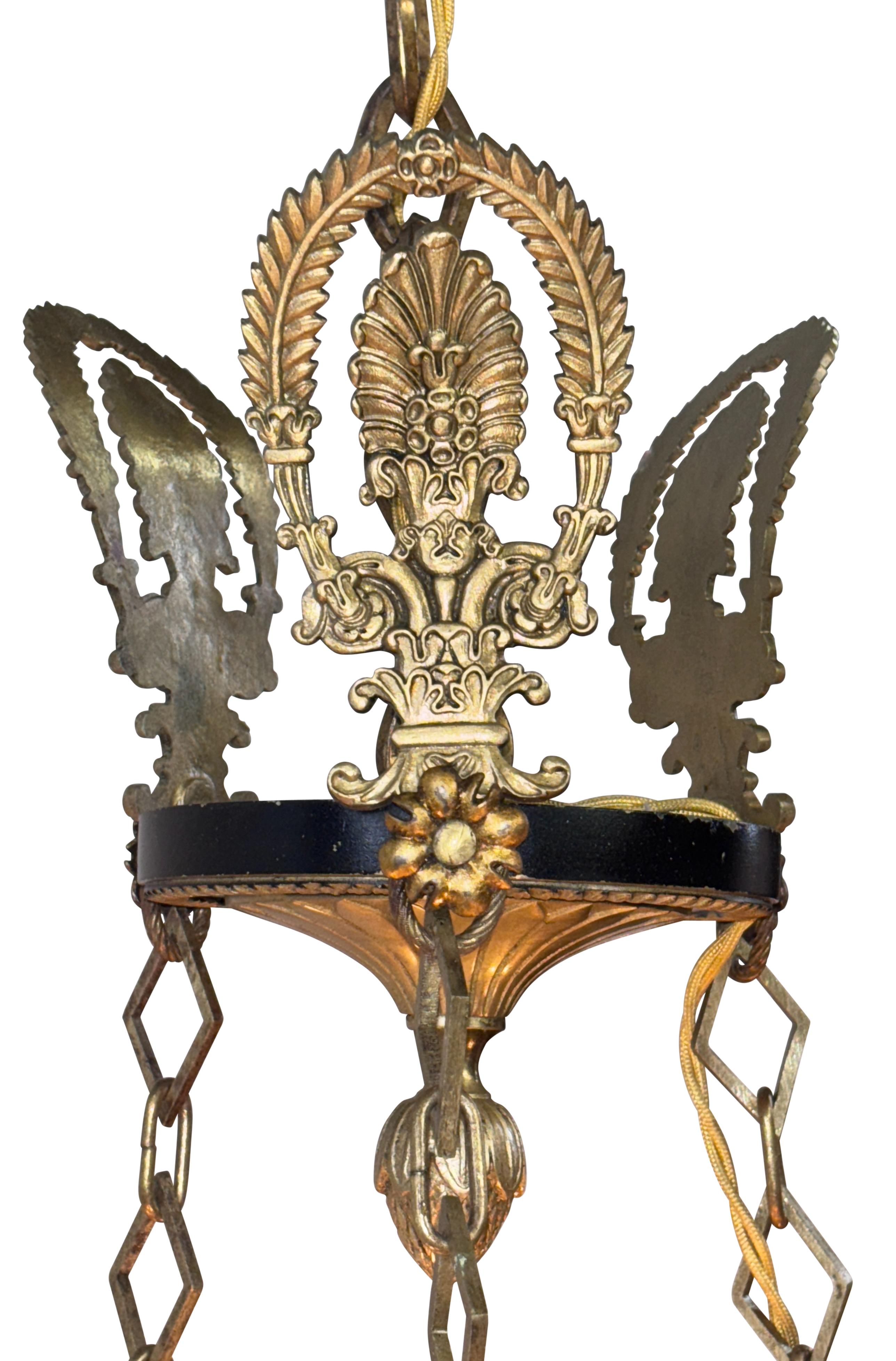 Apparecchio di illuminazione in ottone e ottone verniciato in stile impero, metà del XX secolo, America In condizioni buone in vendita a San Francisco, CA