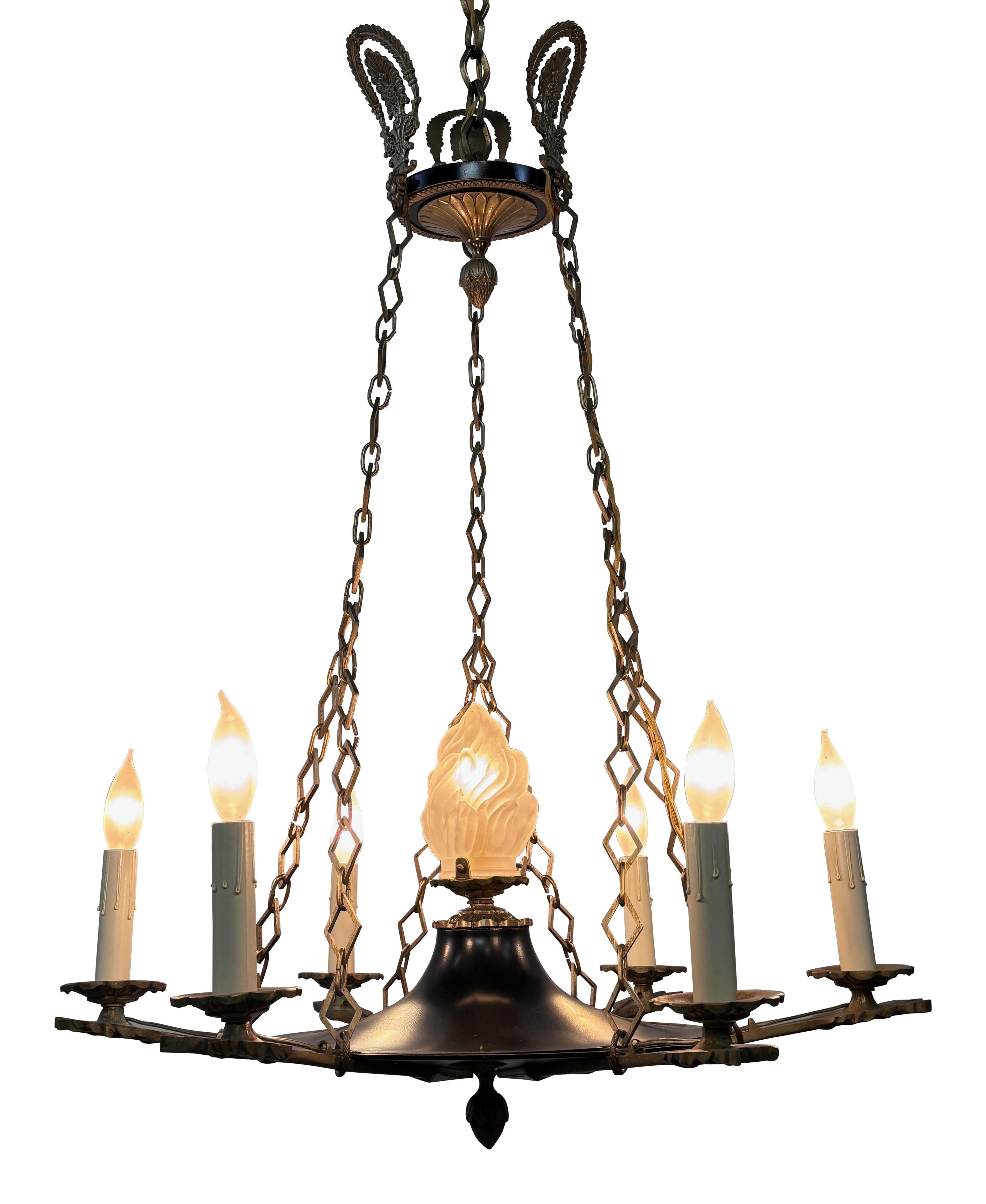 Ottone Apparecchio di illuminazione in ottone e ottone verniciato in stile impero, metà del XX secolo, America in vendita