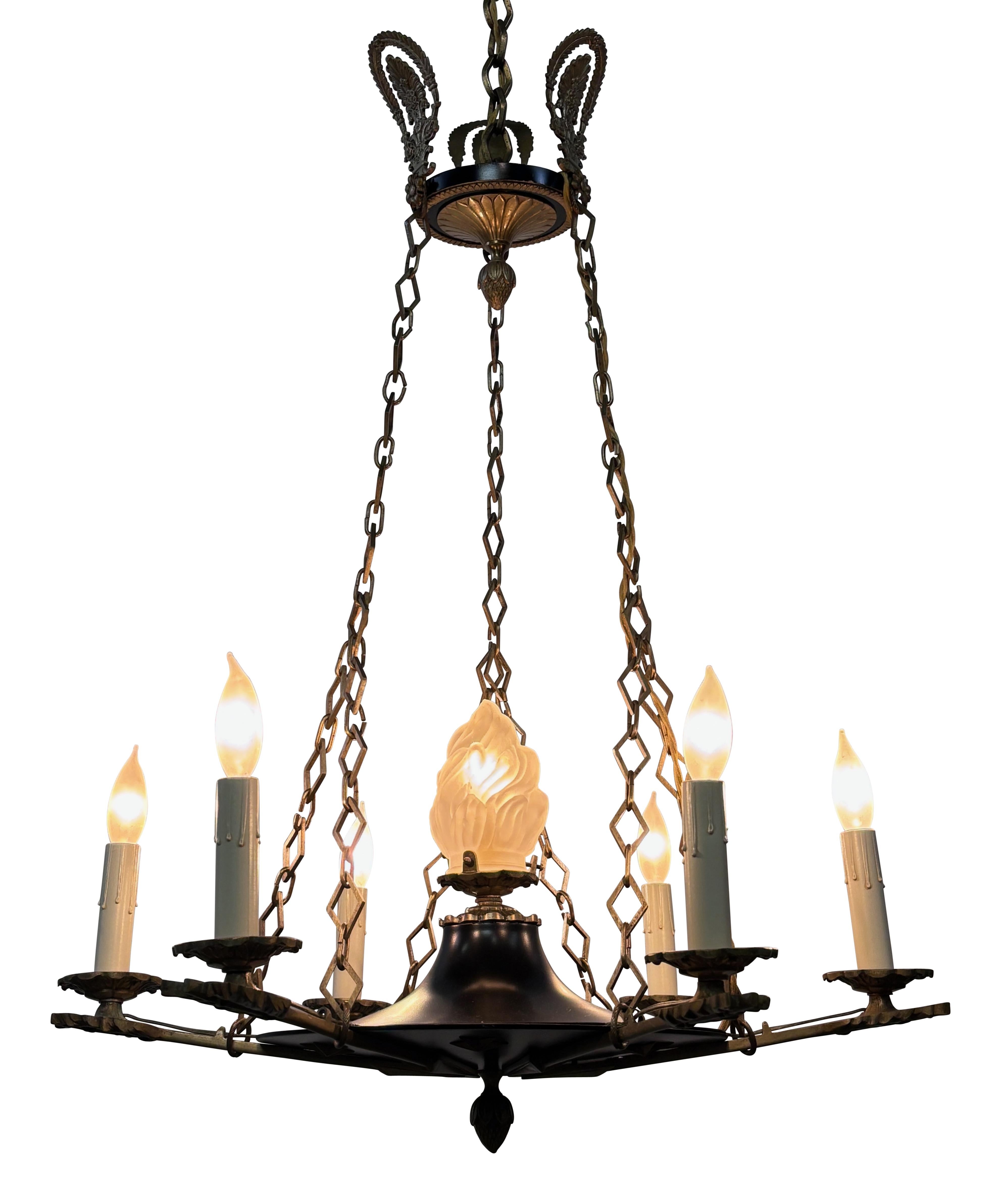 Apparecchio di illuminazione in ottone e ottone verniciato in stile impero, metà del XX secolo, America in vendita 1