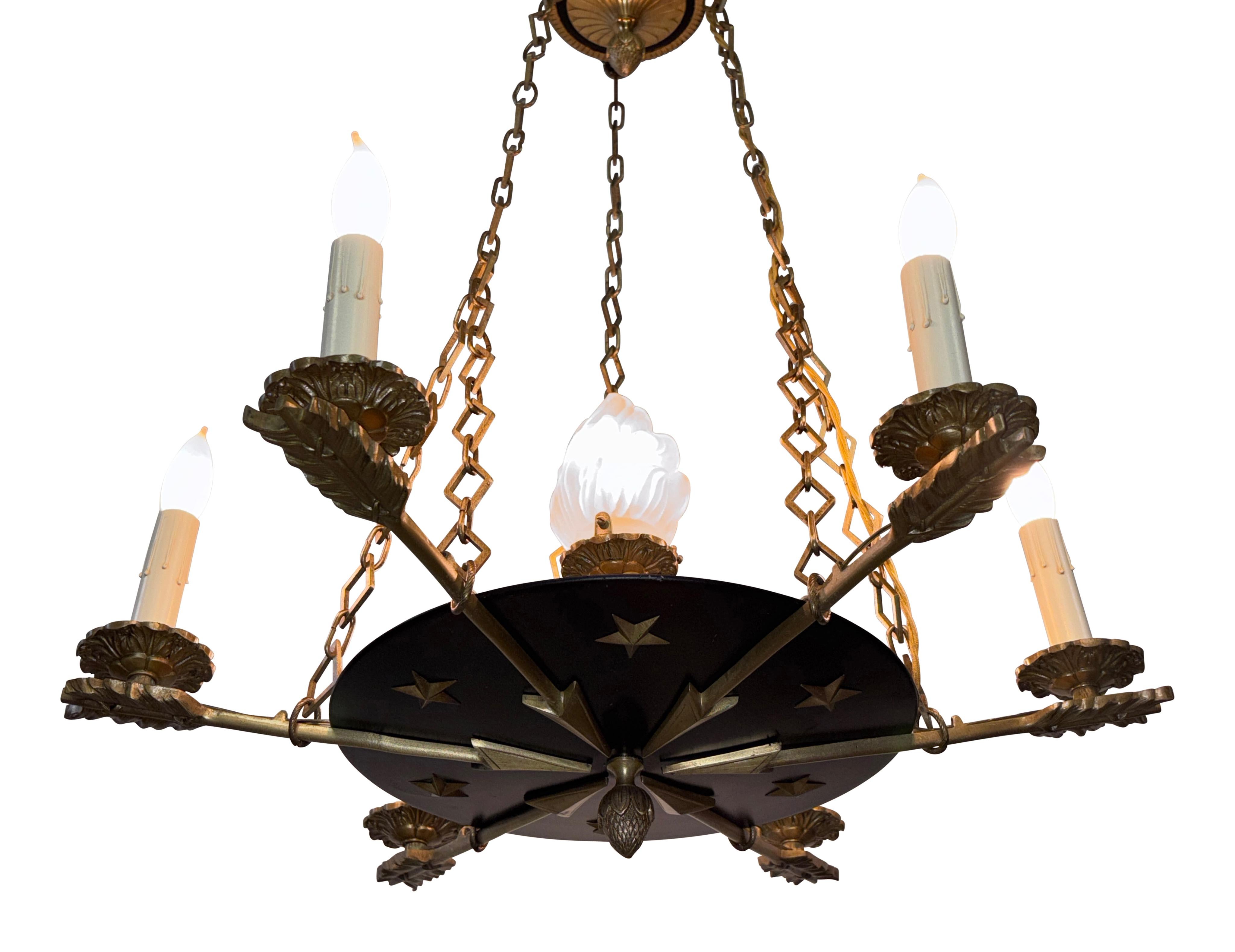 Apparecchio di illuminazione in ottone e ottone verniciato in stile impero, metà del XX secolo, America in vendita 2