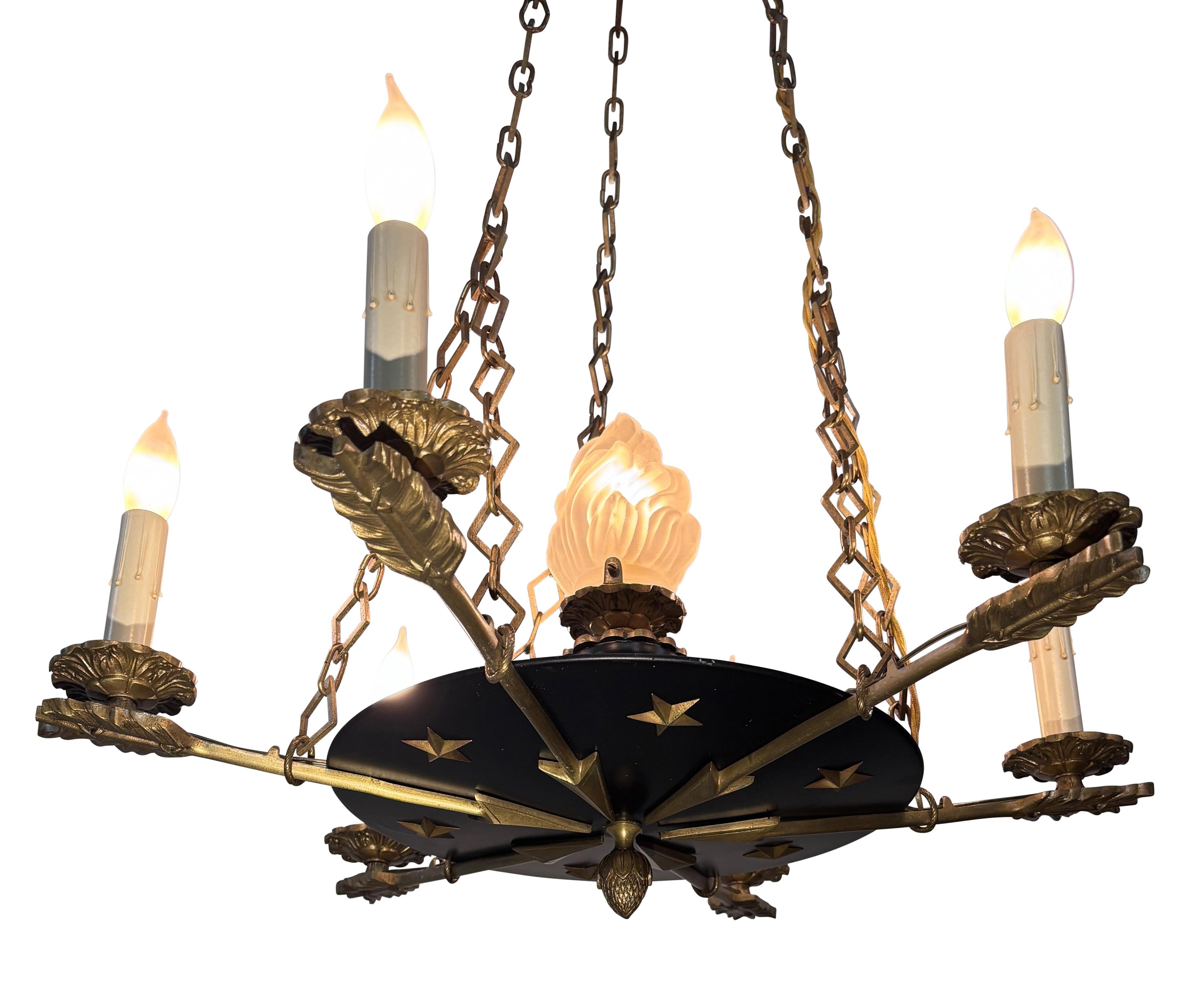 Apparecchio di illuminazione in ottone e ottone verniciato in stile impero, metà del XX secolo, America in vendita 3