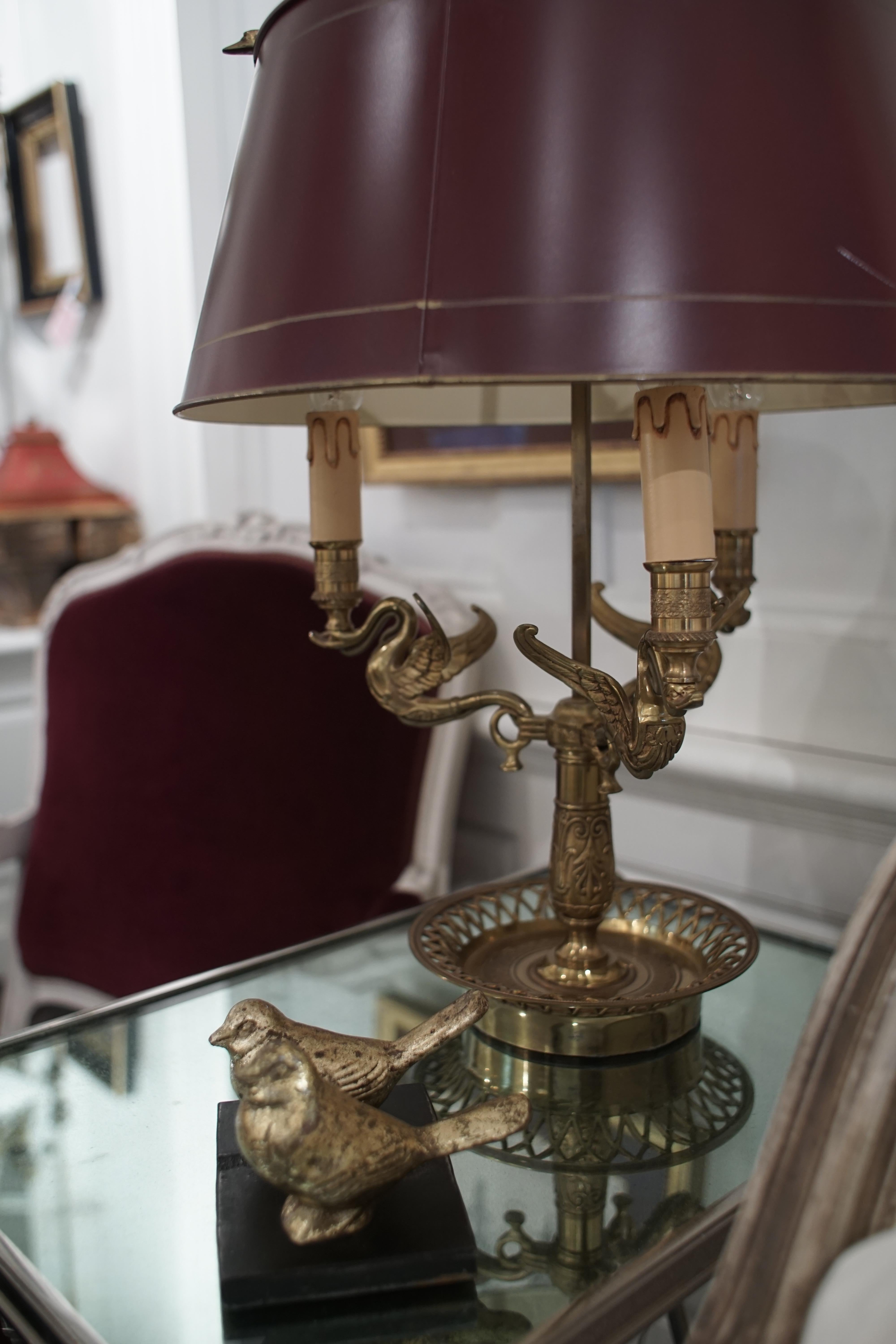 Bronze-Bouillotte-Lampe im Empire-Stil mit rotem Tôle-Schirm im Zustand „Gut“ im Angebot in Montreal, Quebec