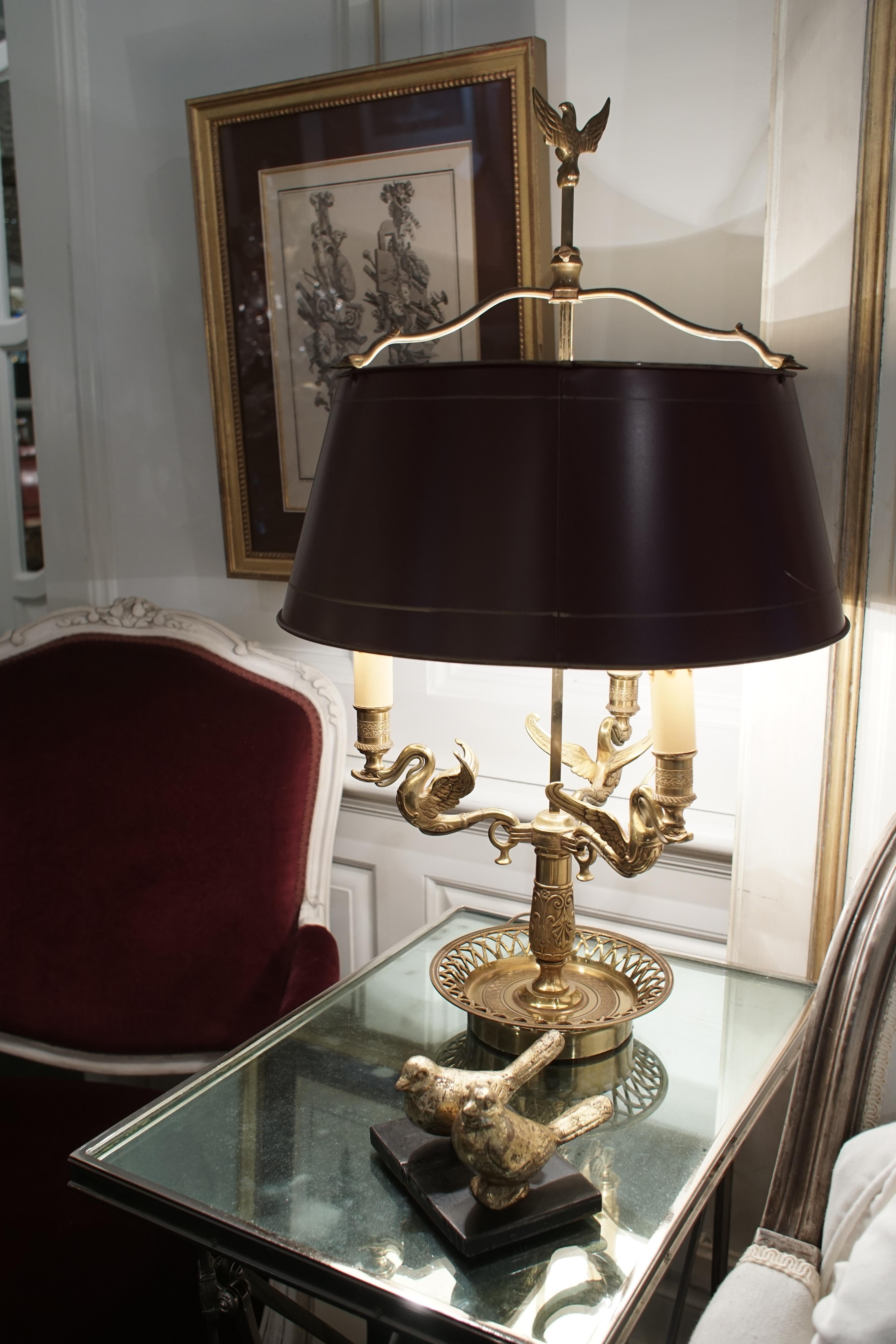 20ième siècle Lampe Bouillotte en bronze de style Empire avec abat-jour en tôle rouge en vente