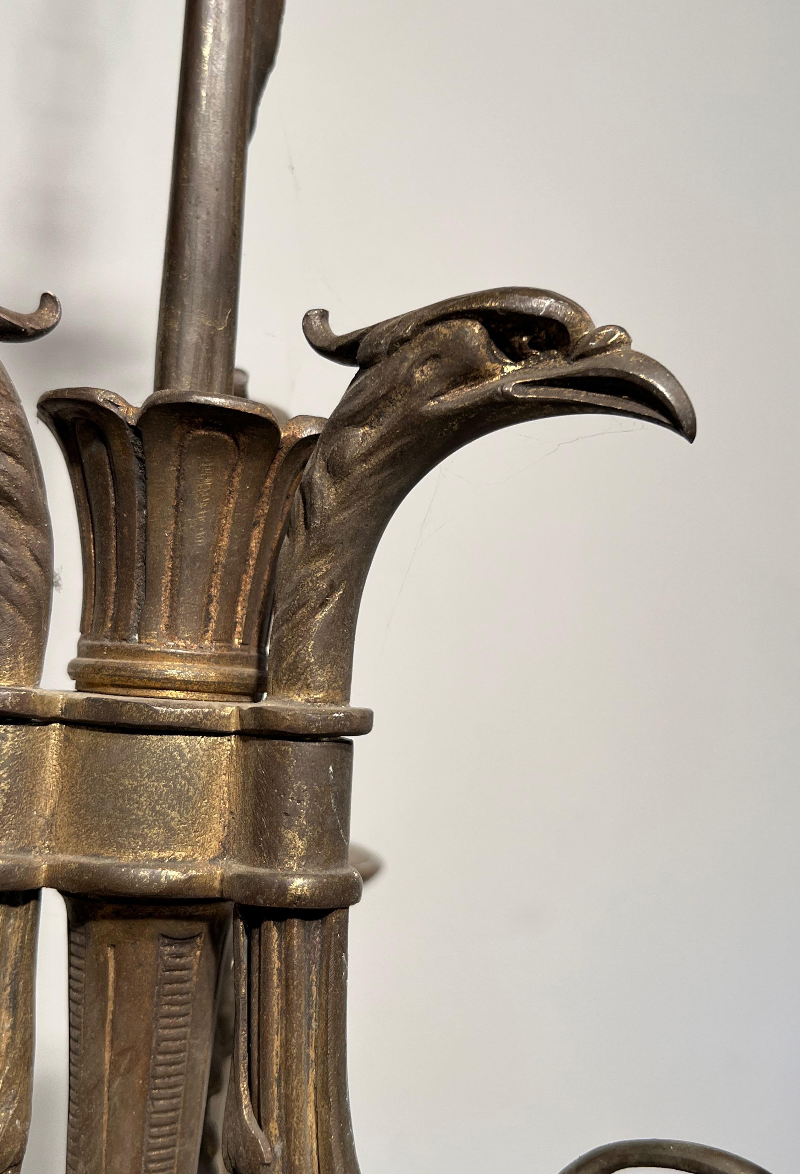 Araña de Bronce Estilo Imperio con 3 Luces Rematadas con Cabezas de Águila en venta 5