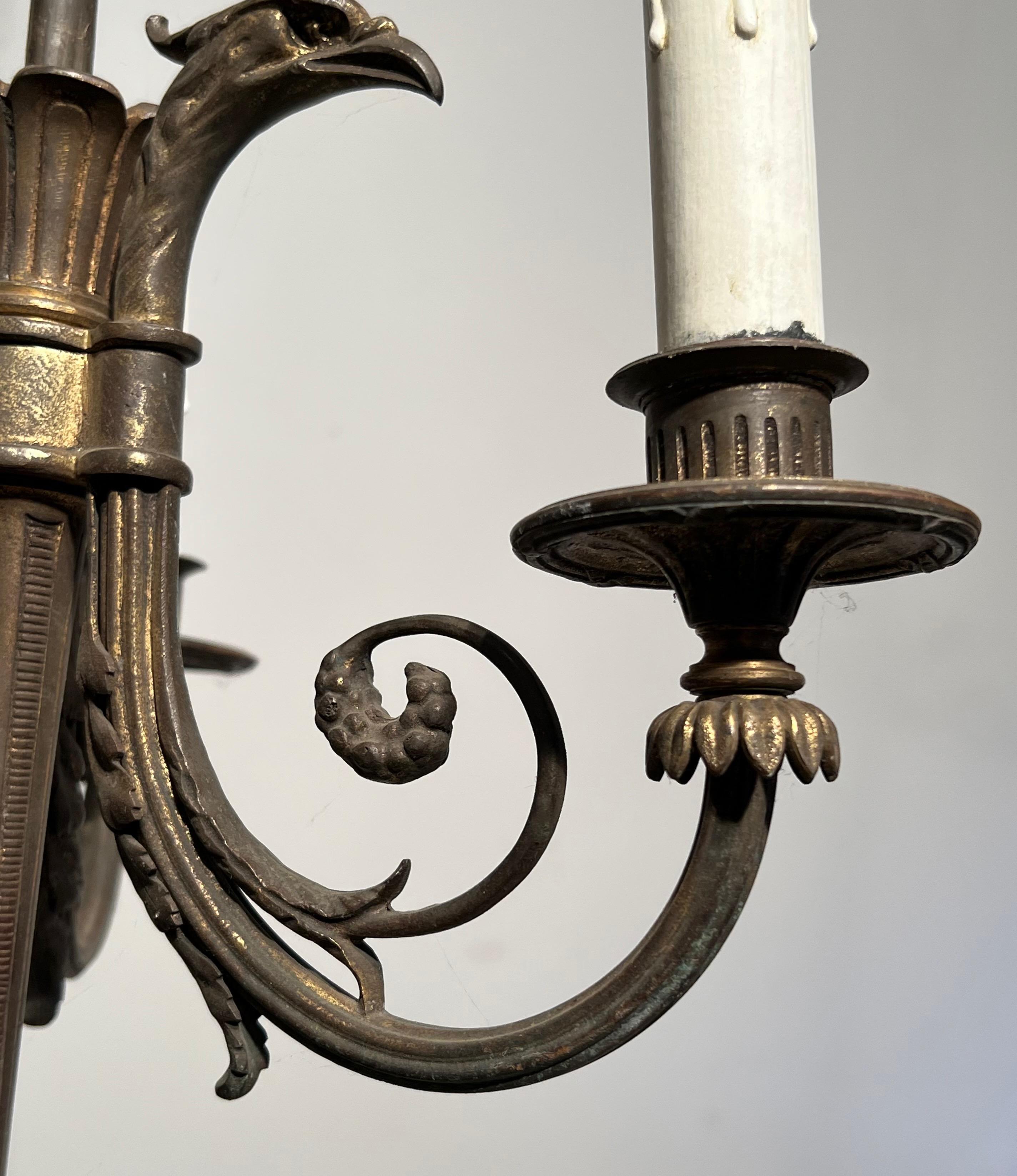 Araña de Bronce Estilo Imperio con 3 Luces Rematadas con Cabezas de Águila en venta 6