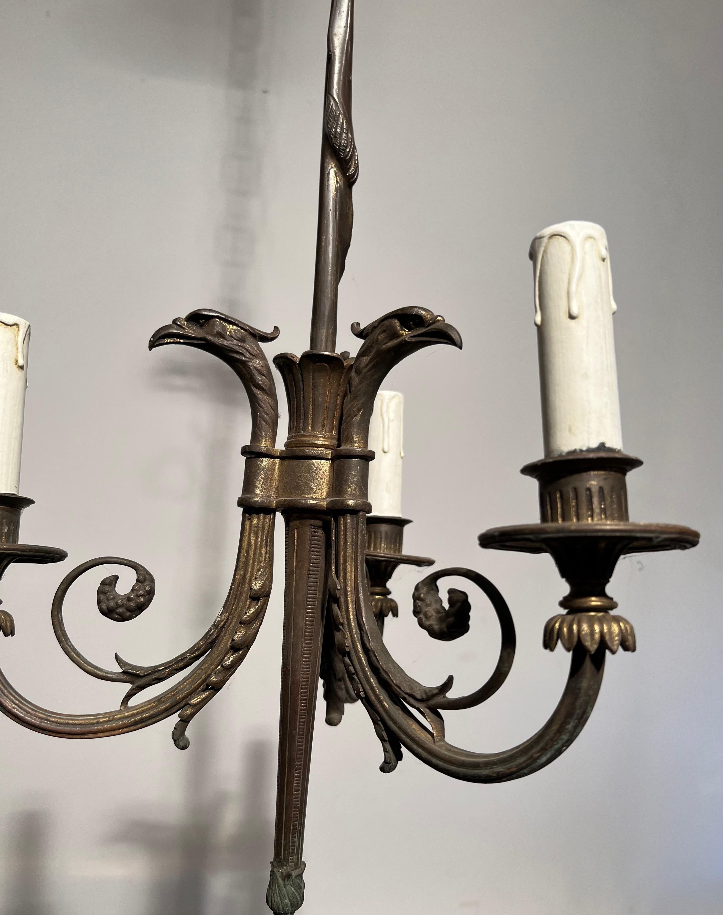 Araña de Bronce Estilo Imperio con 3 Luces Rematadas con Cabezas de Águila en venta 9
