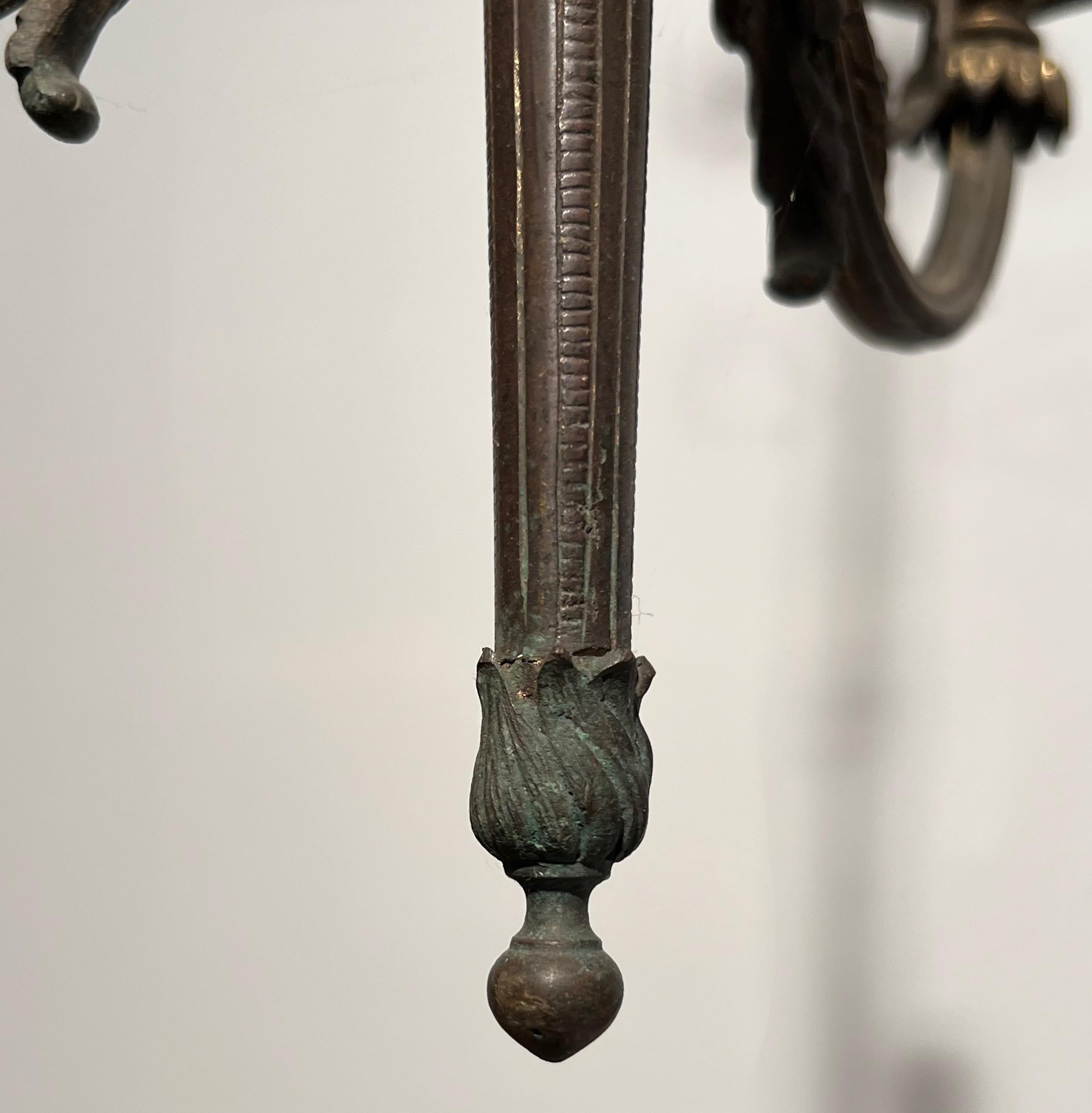 Araña de Bronce Estilo Imperio con 3 Luces Rematadas con Cabezas de Águila en venta 12