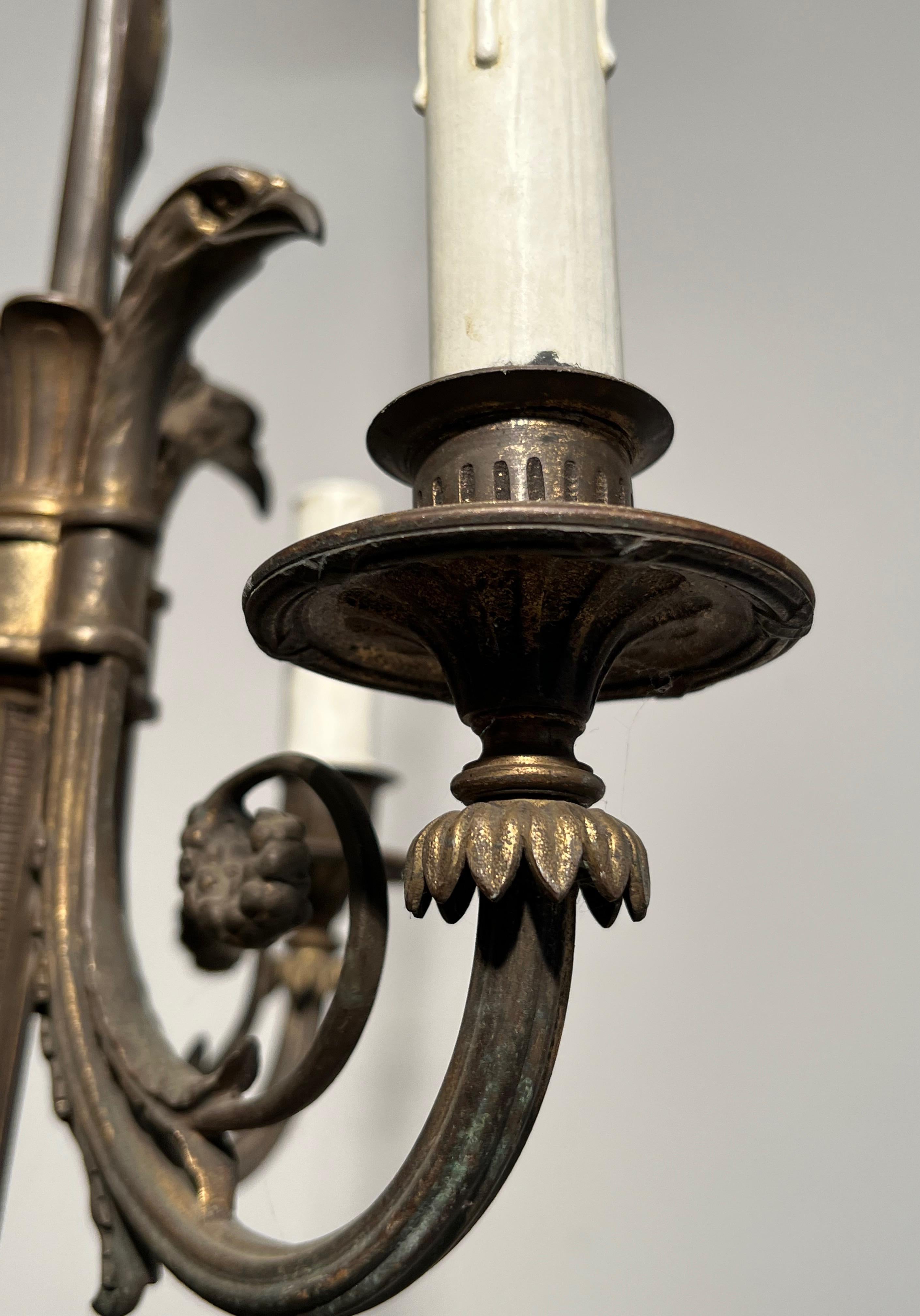Araña de Bronce Estilo Imperio con 3 Luces Rematadas con Cabezas de Águila en venta 13