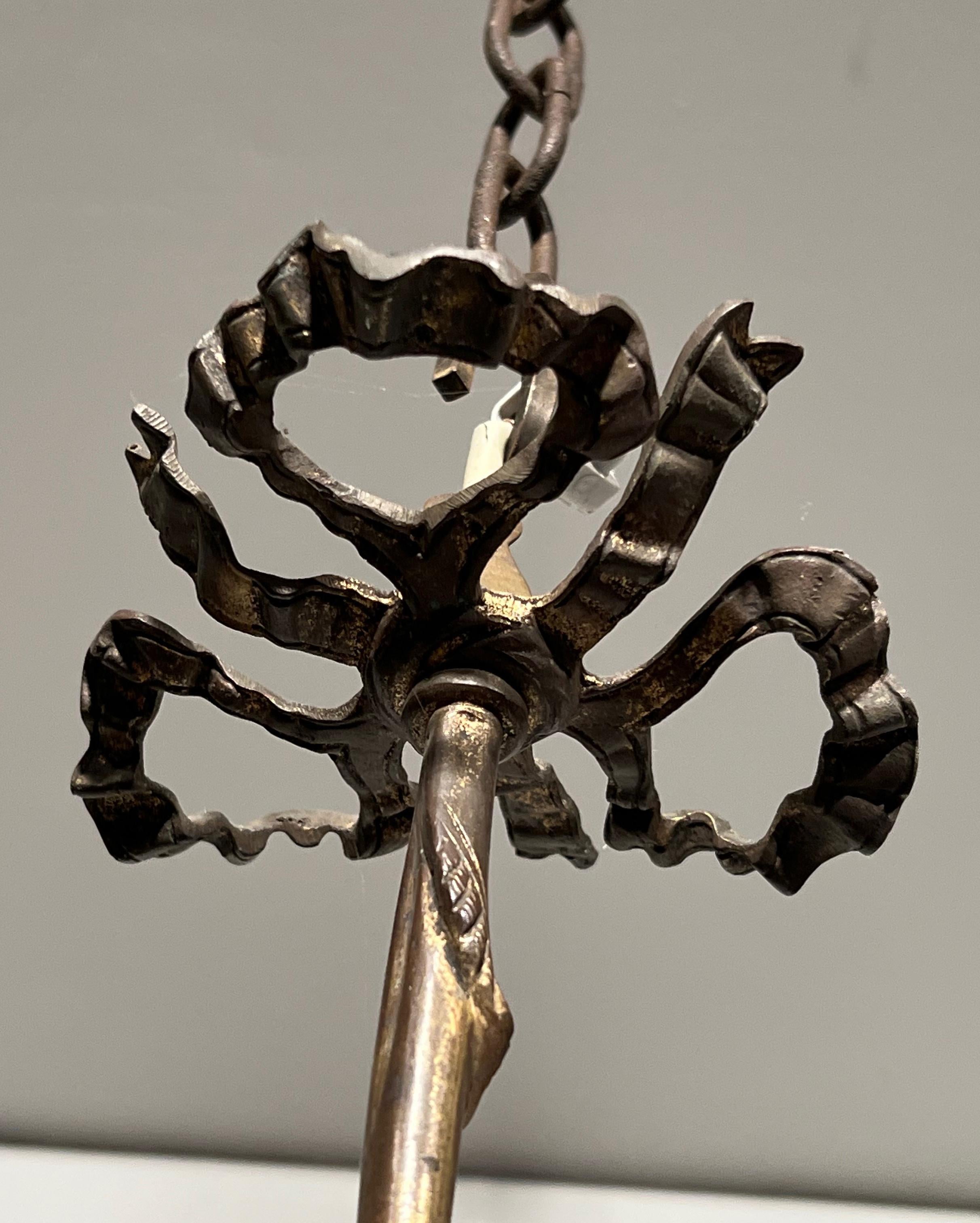 Araña de Bronce Estilo Imperio con 3 Luces Rematadas con Cabezas de Águila principios del siglo XX en venta
