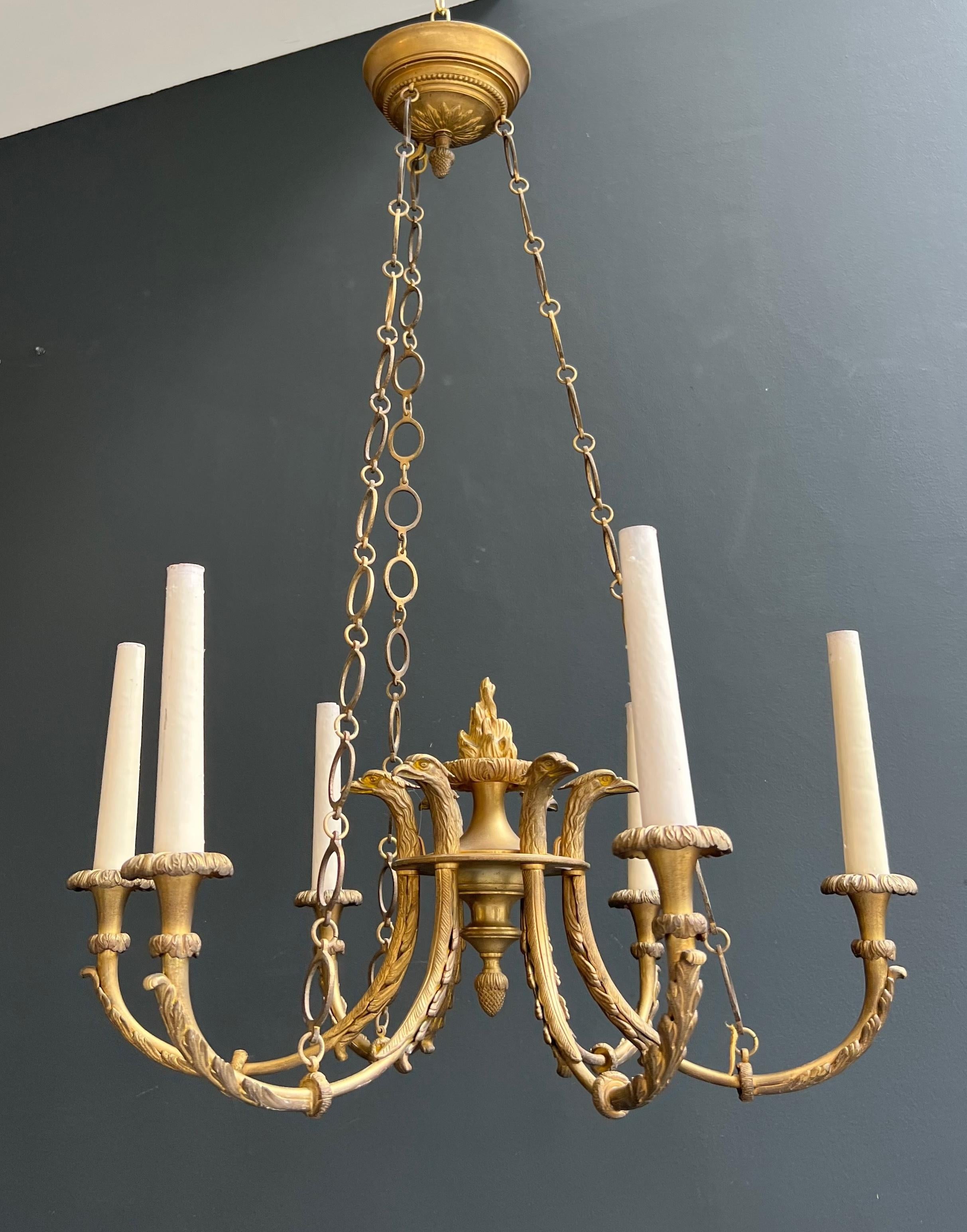 Araña de bronce de estilo imperio con cabezas de águila real y llama. Esta lámpara de araña en venta 5