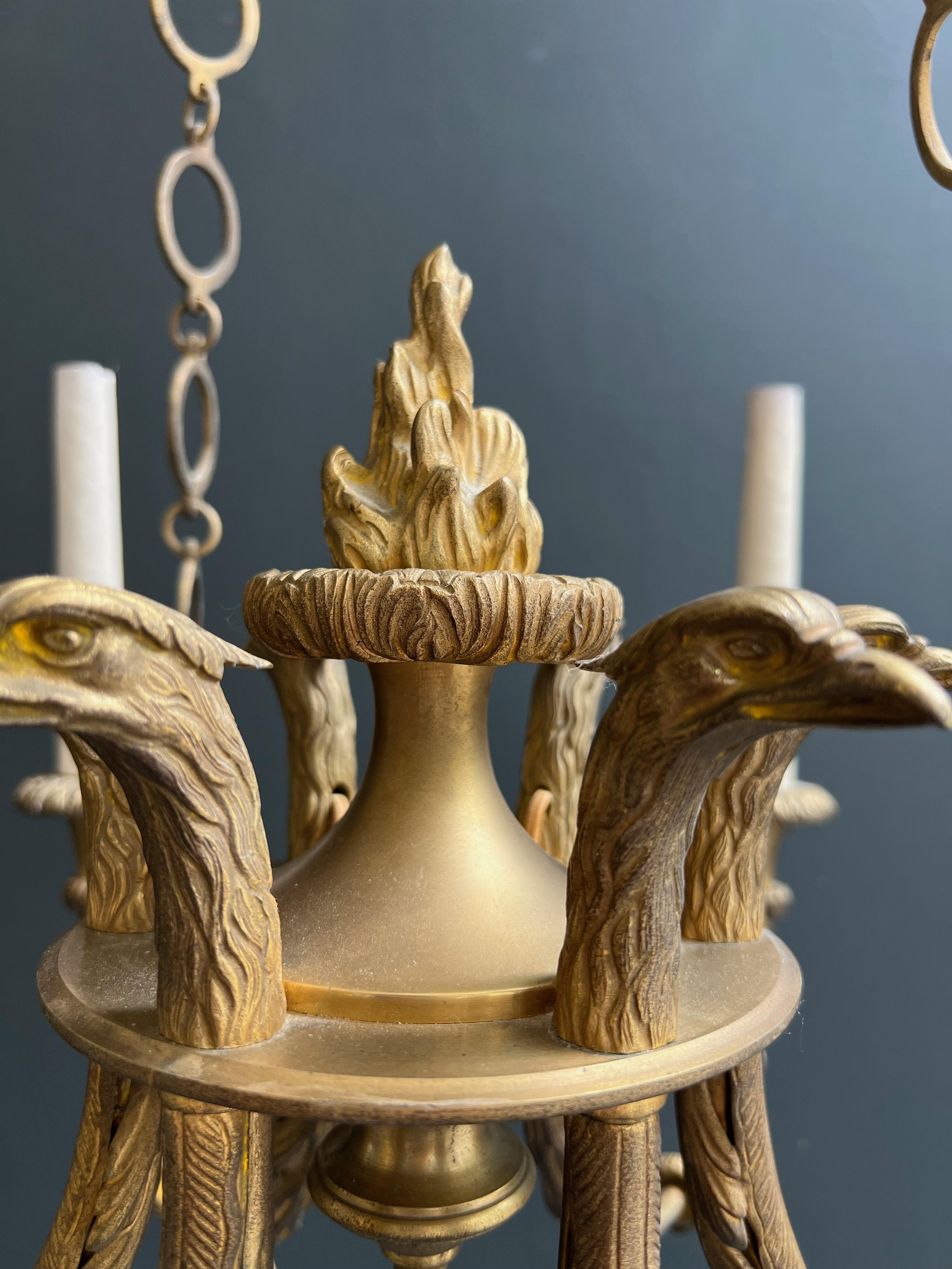 Araña de bronce de estilo imperio con cabezas de águila real y llama. Esta lámpara de araña en venta 7