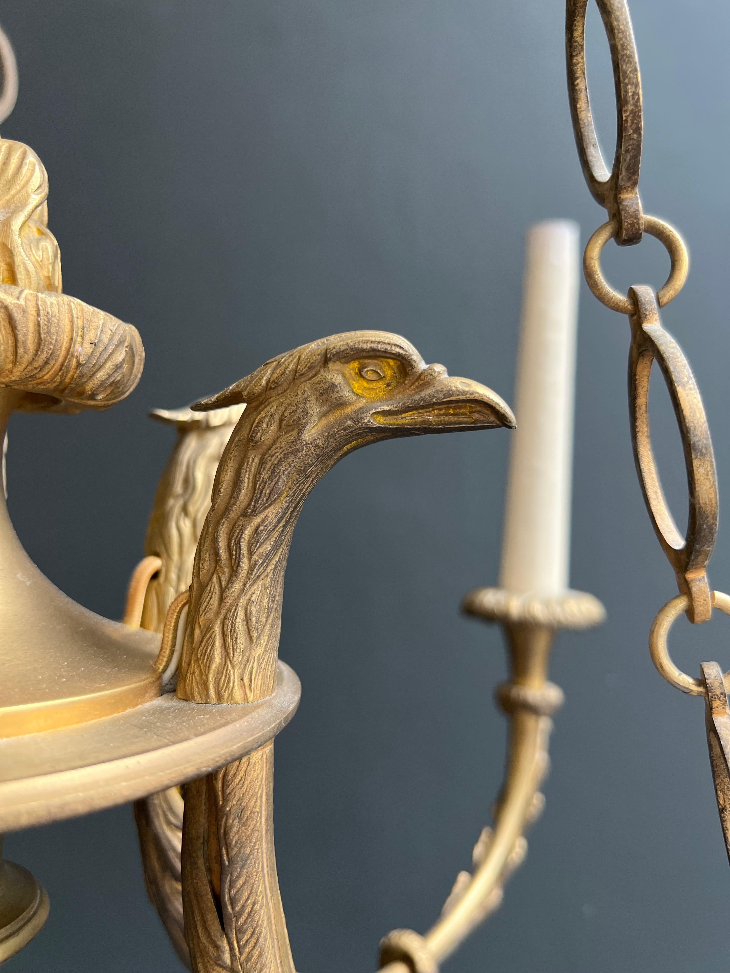 Araña de bronce de estilo imperio con cabezas de águila real y llama. Esta lámpara de araña en venta 10