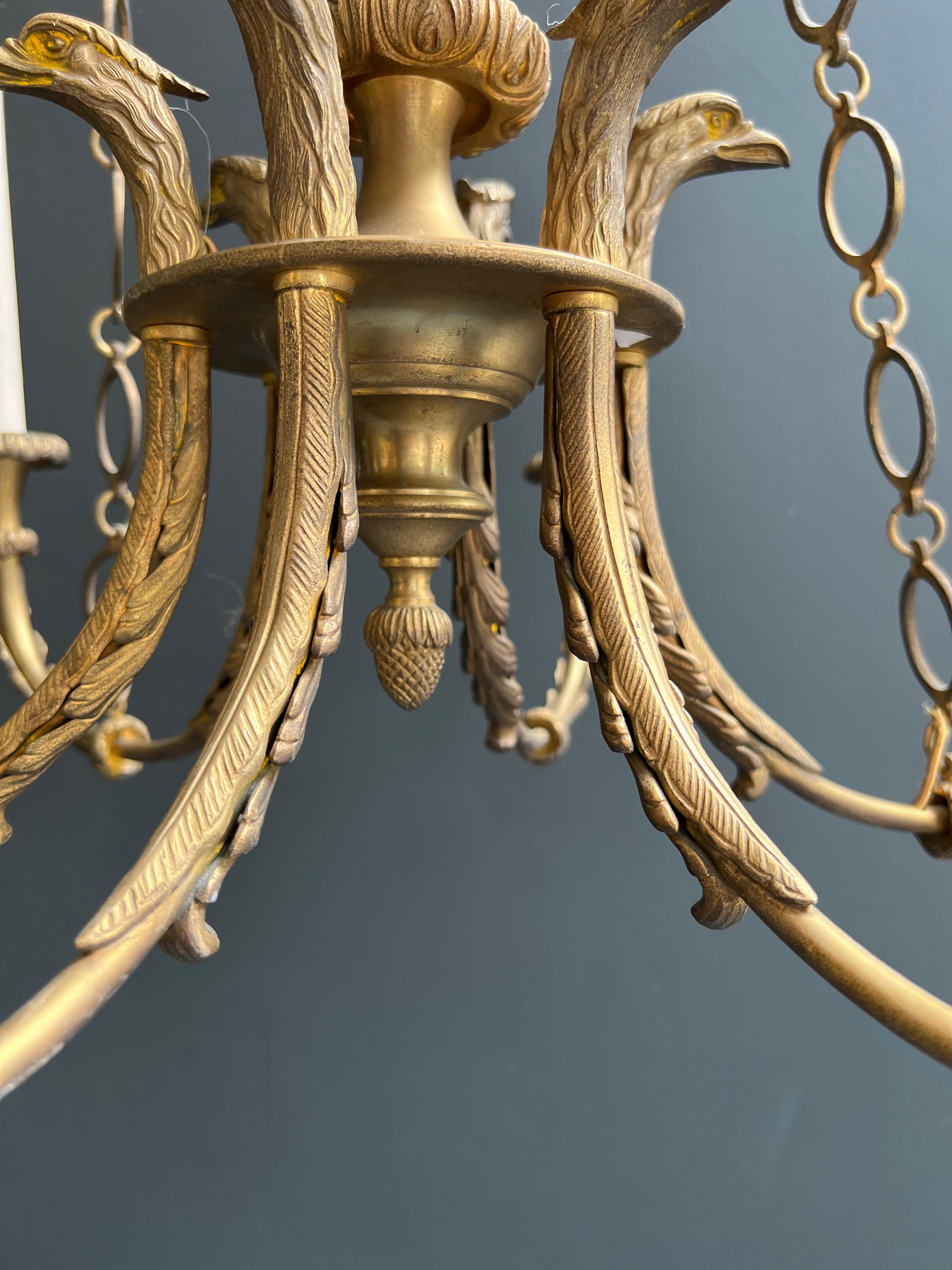 Araña de bronce de estilo imperio con cabezas de águila real y llama. Esta lámpara de araña en venta 12