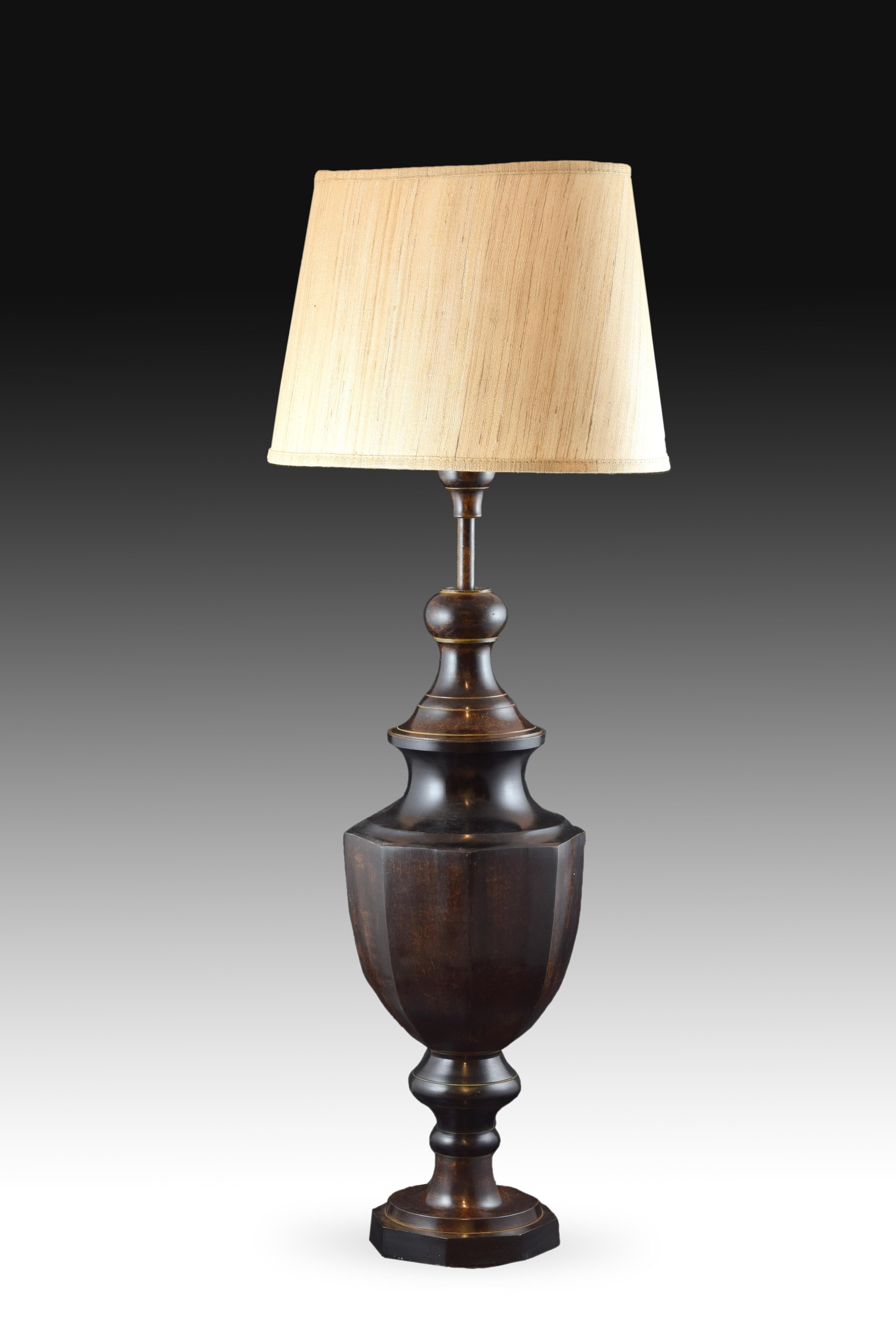 Empire style bronze lamp in patinated bronze. Without screen.
On a polygonal base stands the foot of the lamp, which has been given a vase shape with a polygonal body inspired by classicism, as befits the style called Empire that has been taken to