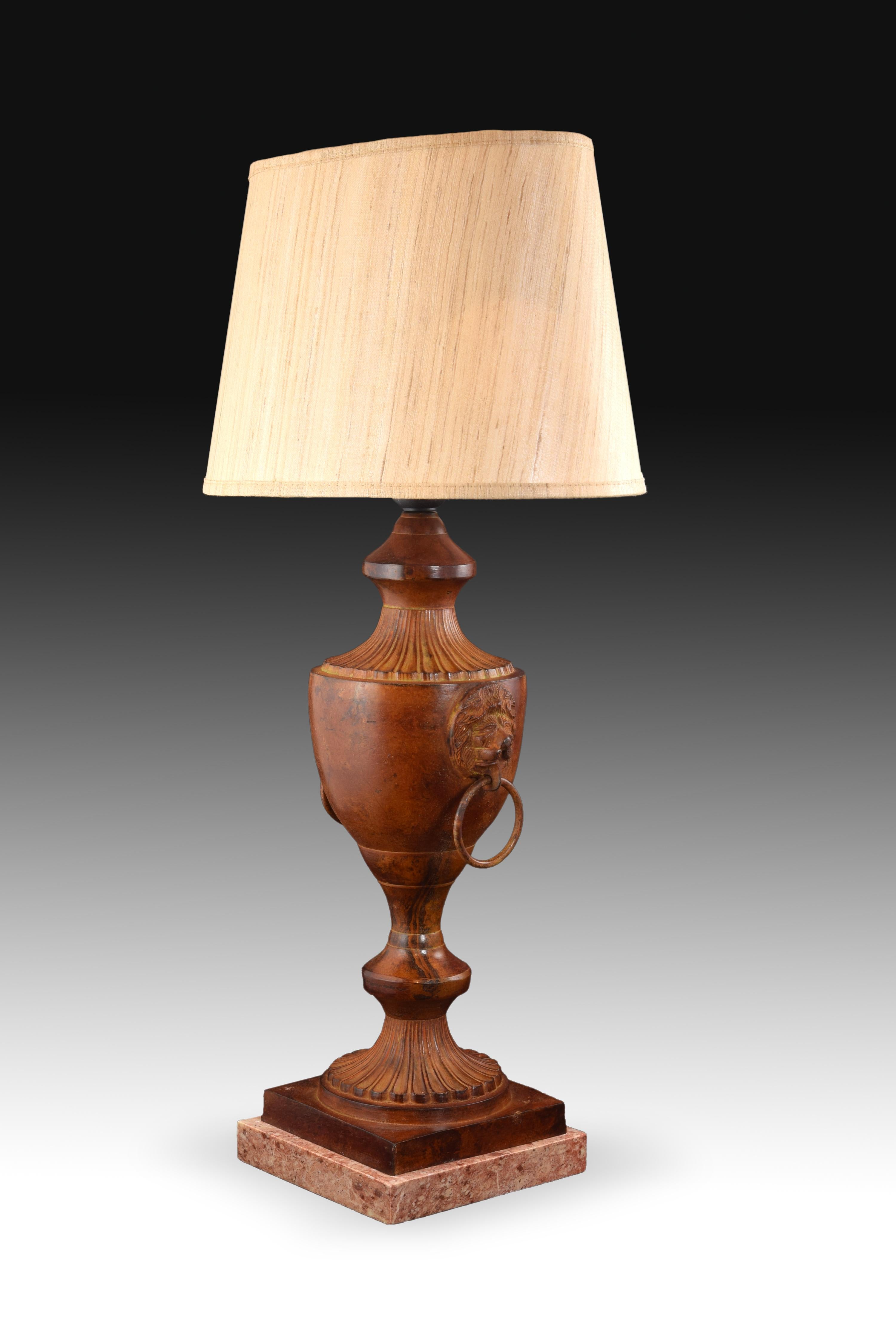 Empire style bronze table lamp. Marble base. Without screen. 
A square base enhances the lamp, consisting of a square bronze base and a vase with two lion heads with rings on the sides and wave decorations on the foot and the upper finish. The