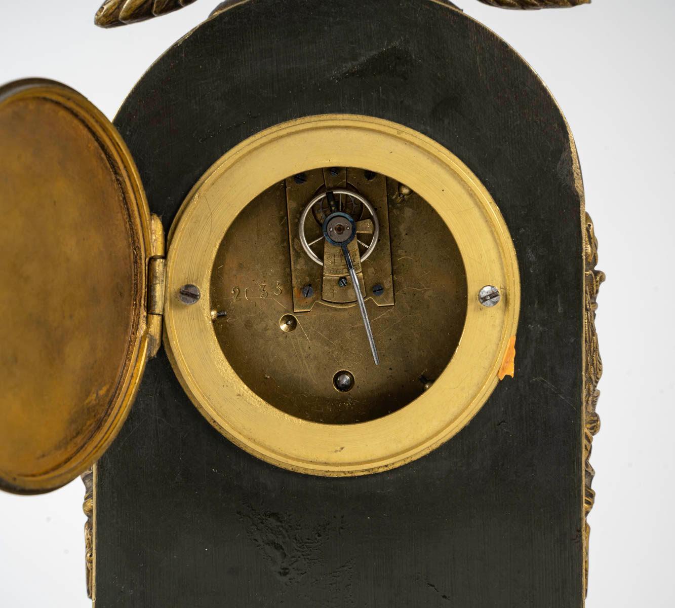 20ième siècle Horloge de voyage de style Empire en bronze, fin du 19e siècle ou début du 20e siècle. en vente