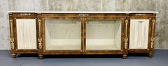 Vitrine, enfilade ou meuble de rangement bas de style Empire en bronze, noyer et marbre